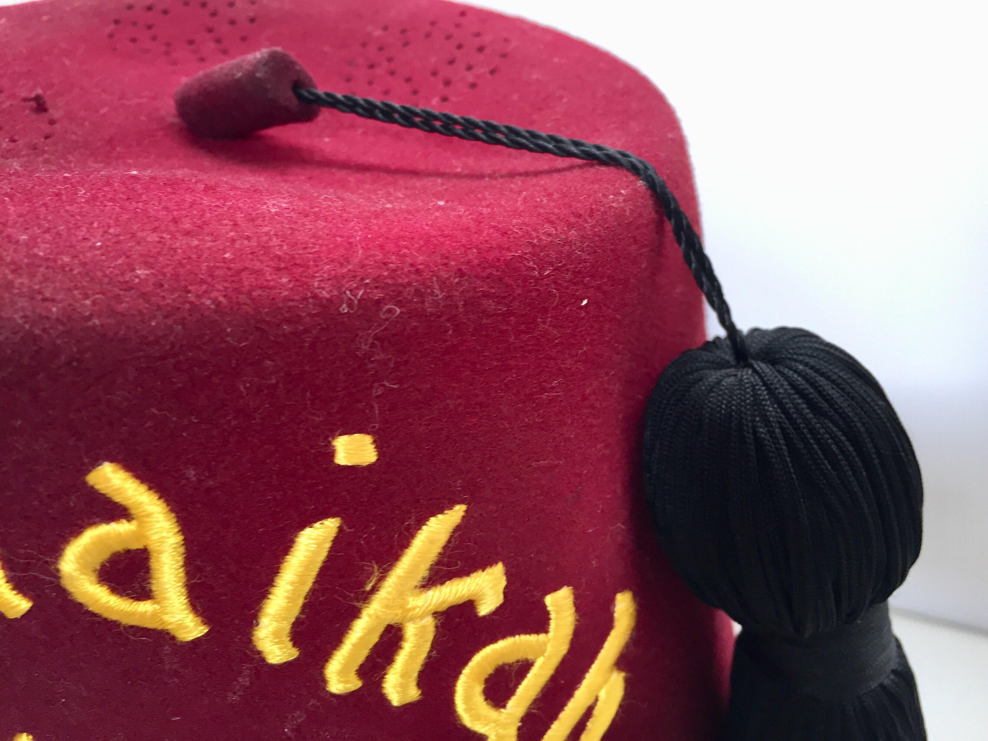 AL Malaikah vintage Masonic Shriner iconic burgundy wool Fez hat.
Al Malaikah, legion of Honor vintage fez hat from the Los Angeles Al Malaikah Shriner masonic lodge.
This vintage Al Malaikah Shriner's fez in burgundy felt wool with gold