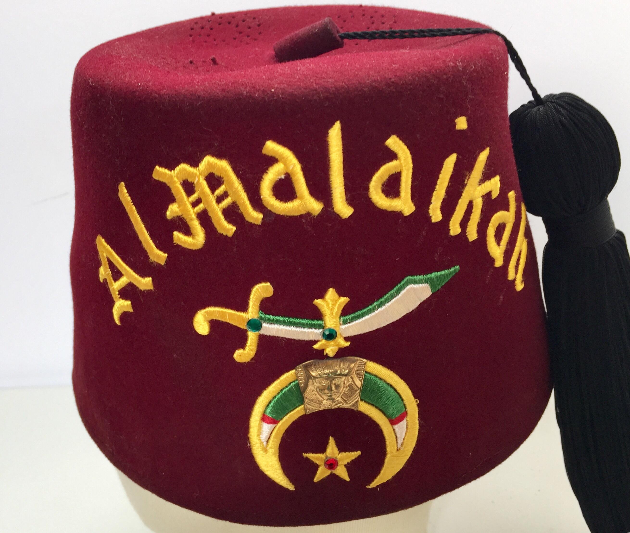 Américain AL Malaikah - Chapeau vintage en laine bourgogne iconique pour sanctuaire maçonnique - Chapeau à franges en vente