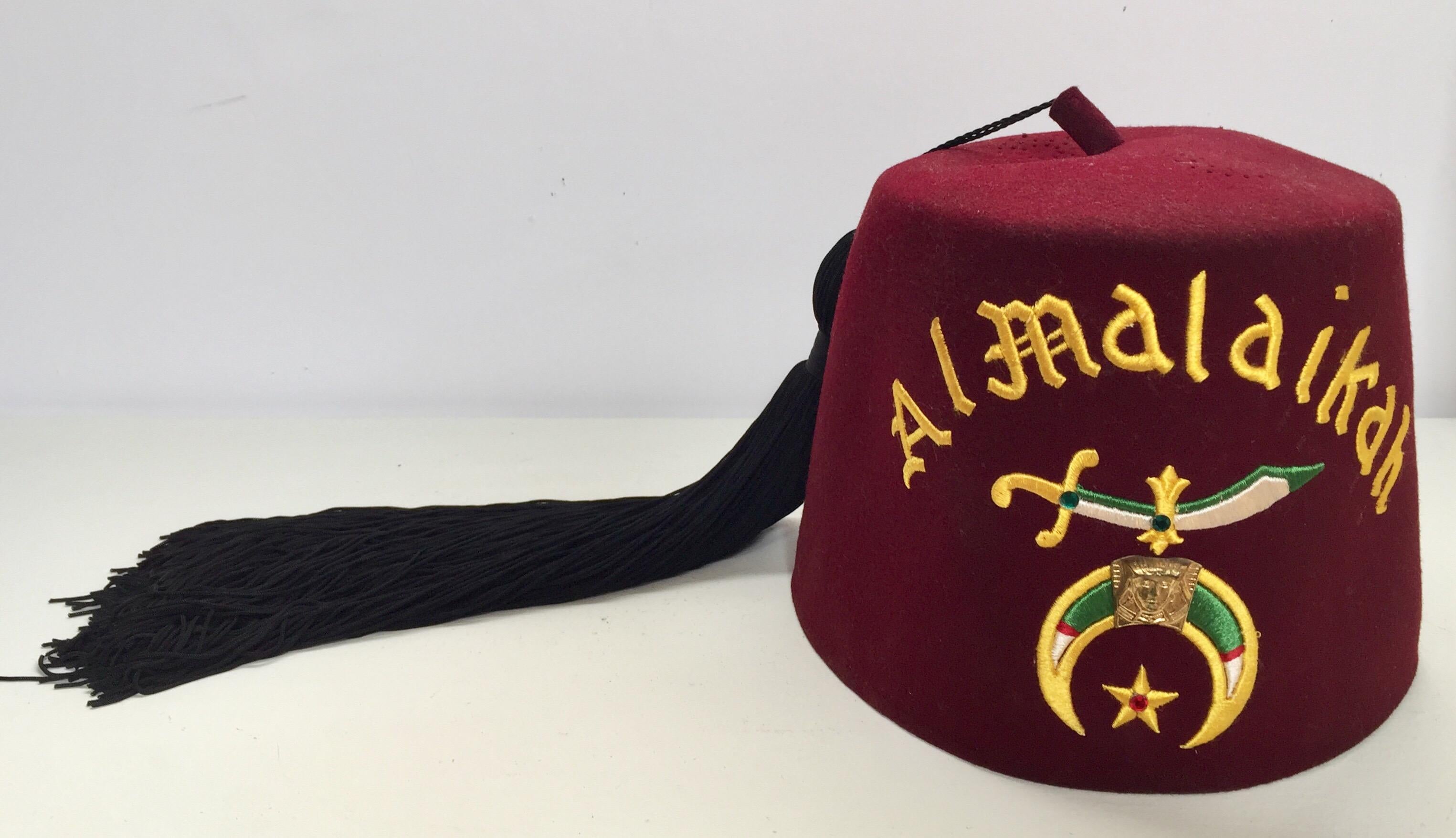 Laine AL Malaikah - Chapeau vintage en laine bourgogne iconique pour sanctuaire maçonnique - Chapeau à franges en vente