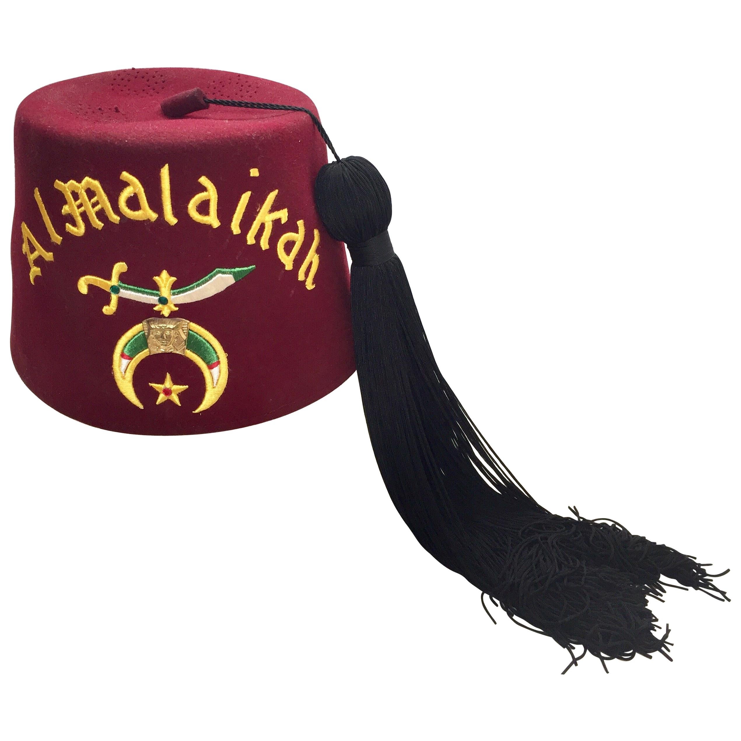 AL Malaikah - Chapeau vintage en laine bourgogne iconique pour sanctuaire maçonnique - Chapeau à franges en vente