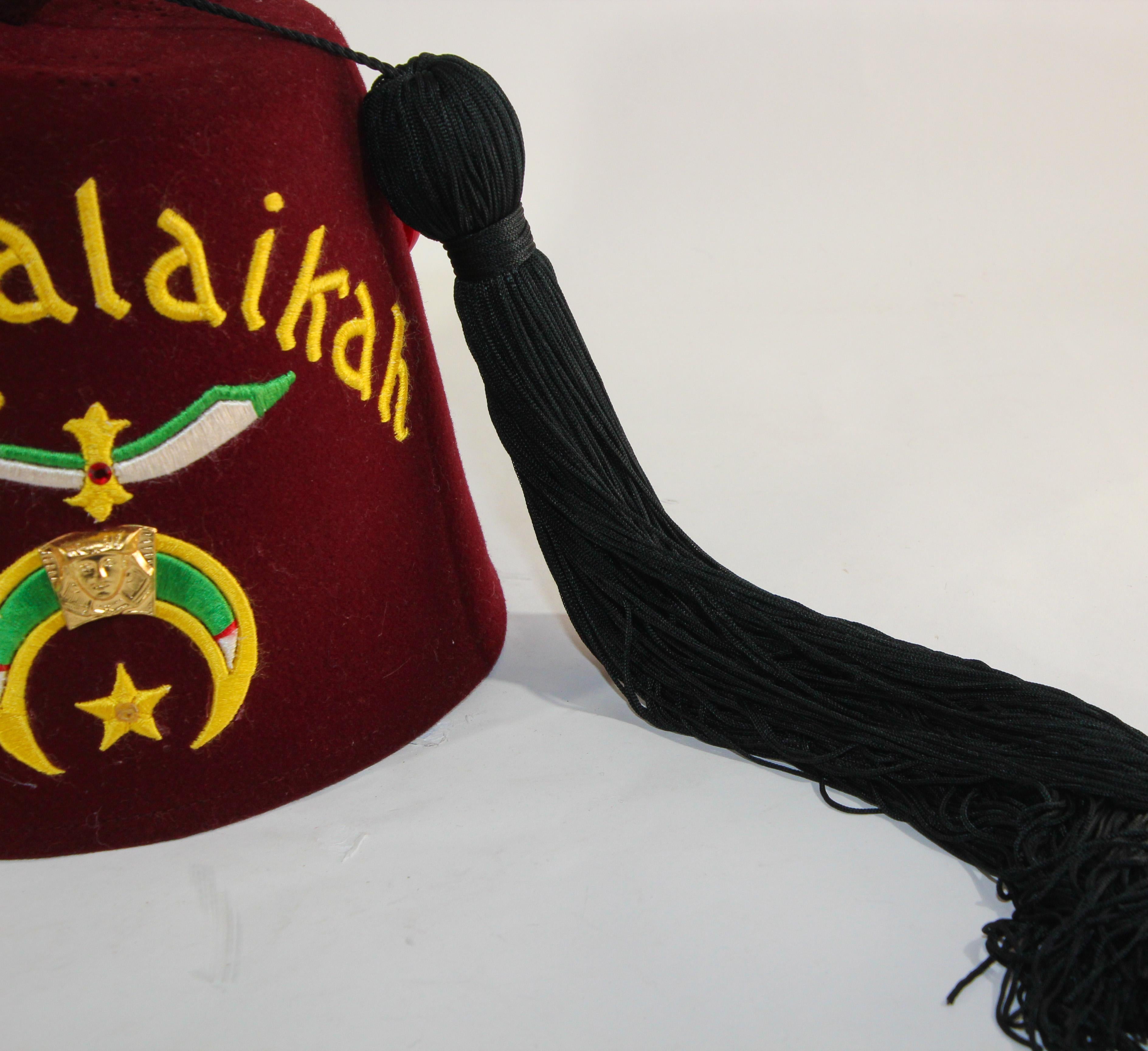 AL Malaikah Vintage Iconic Masonic Shriner Burgundy Wool Fez Hat in Original Box For Sale 11
