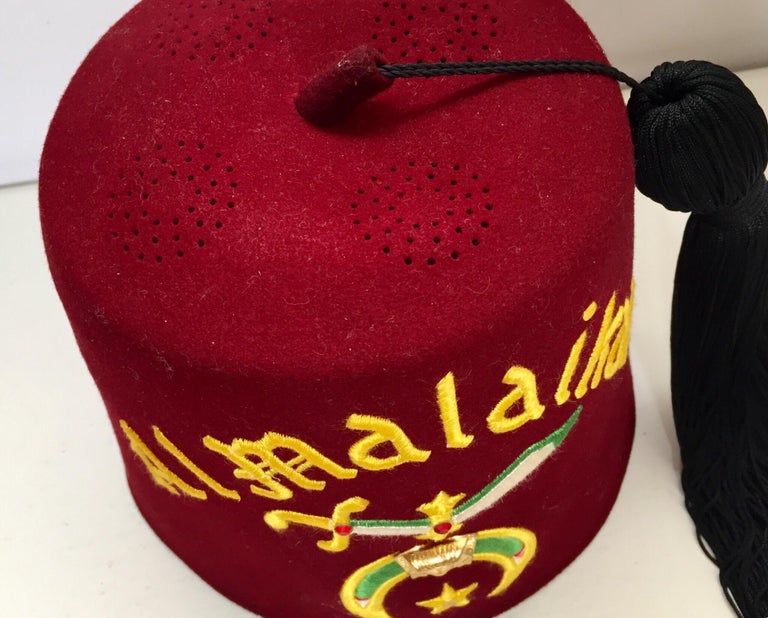 AL Malaikah Vintage Iconic Masonic Shriner Burgundy Wool Fez Hat in Original Box For Sale 1