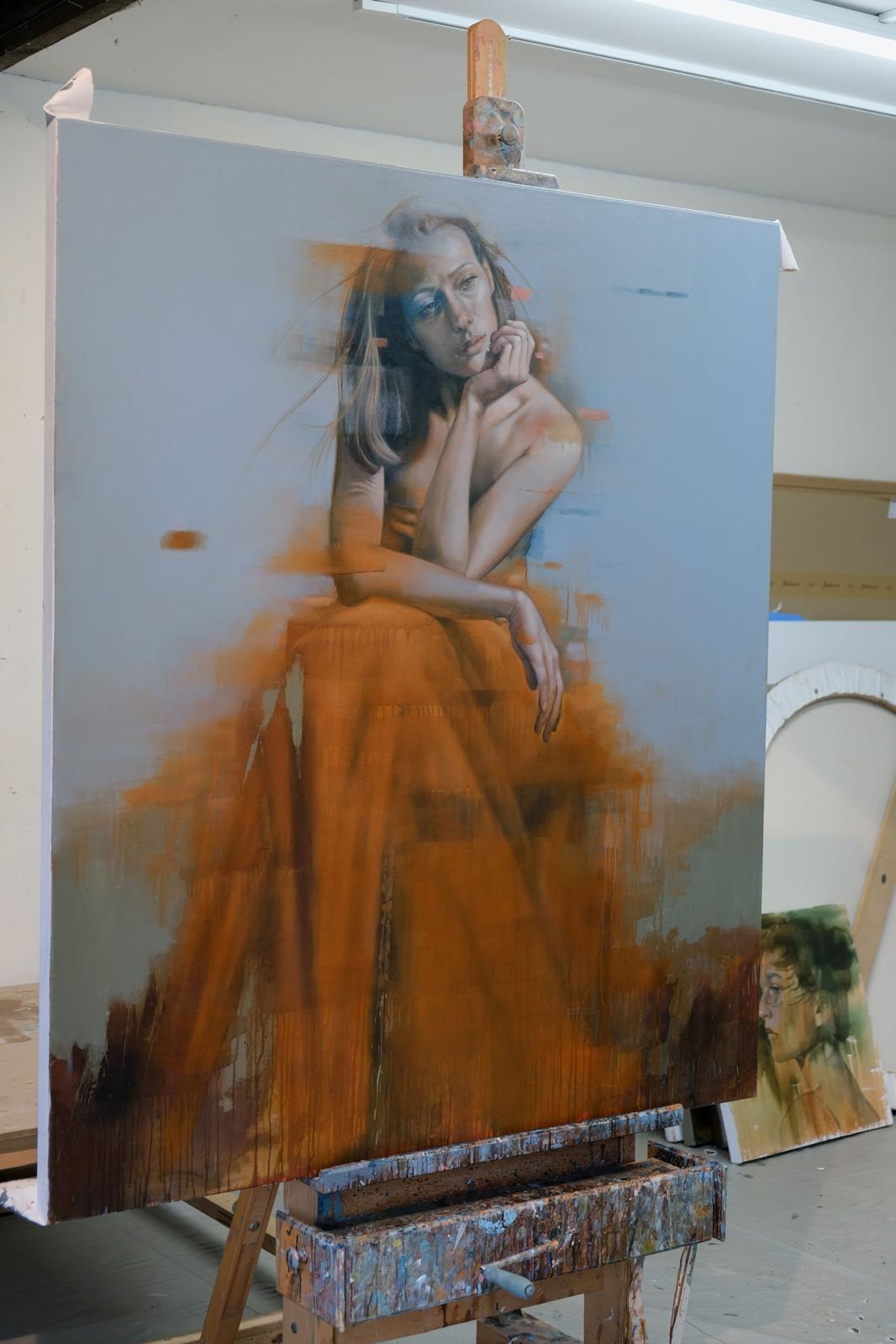 Al Saralis - Autumn Breeze II (2025) Öl auf Leinwand, 59 x 51 inches (150 x 130 cm)

Dieses stimmungsvolle Ölgemälde des britischen Künstlers Al Saralis zeigt eine einsame Figur, die von der sanften Bewegung einer Herbstbrise umspielt wird. Die mit