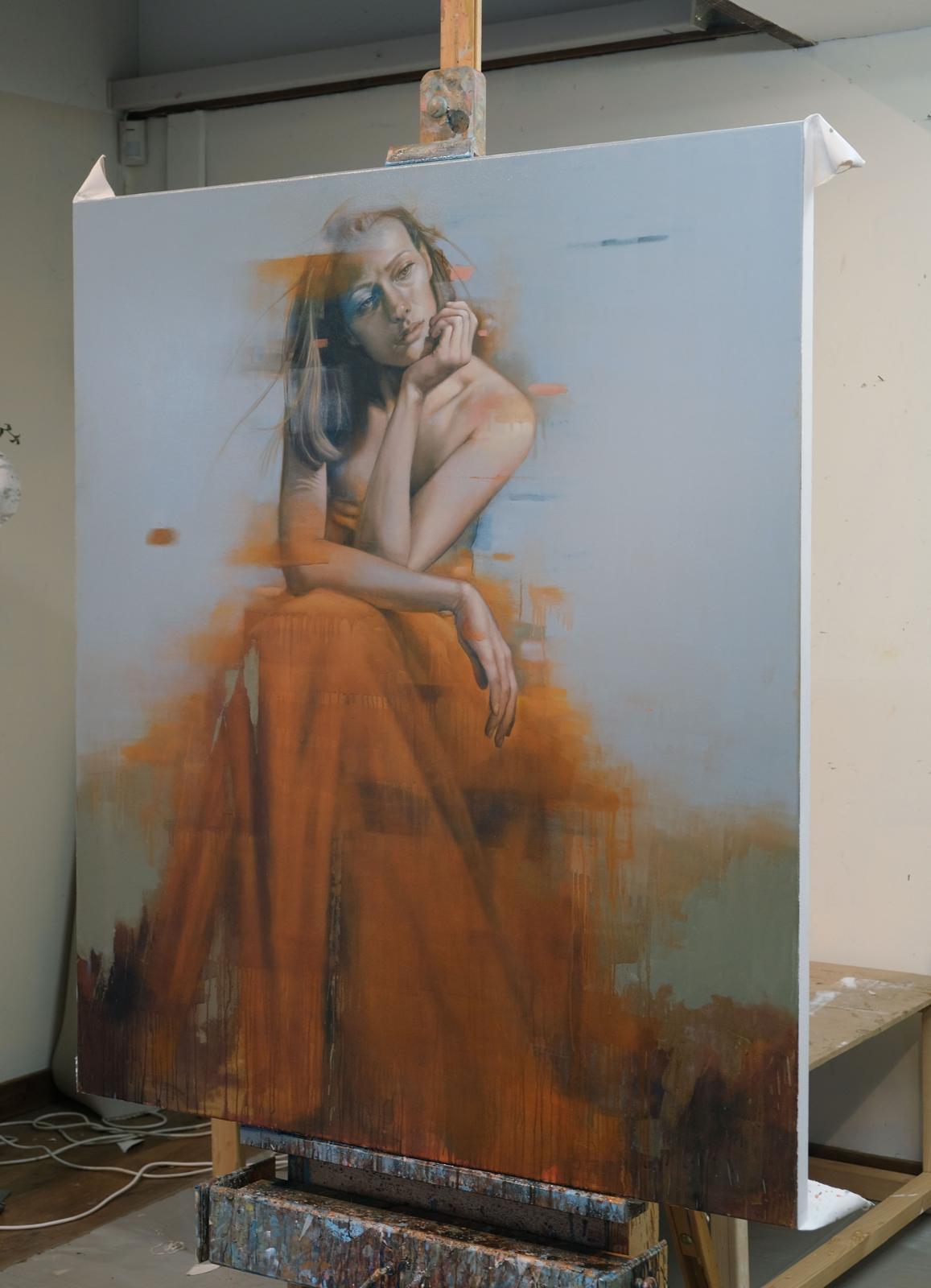Herbstbreeze II, Figuratives Ölgemälde, Frau in rot-orangefarbenem Kleid im Angebot 1