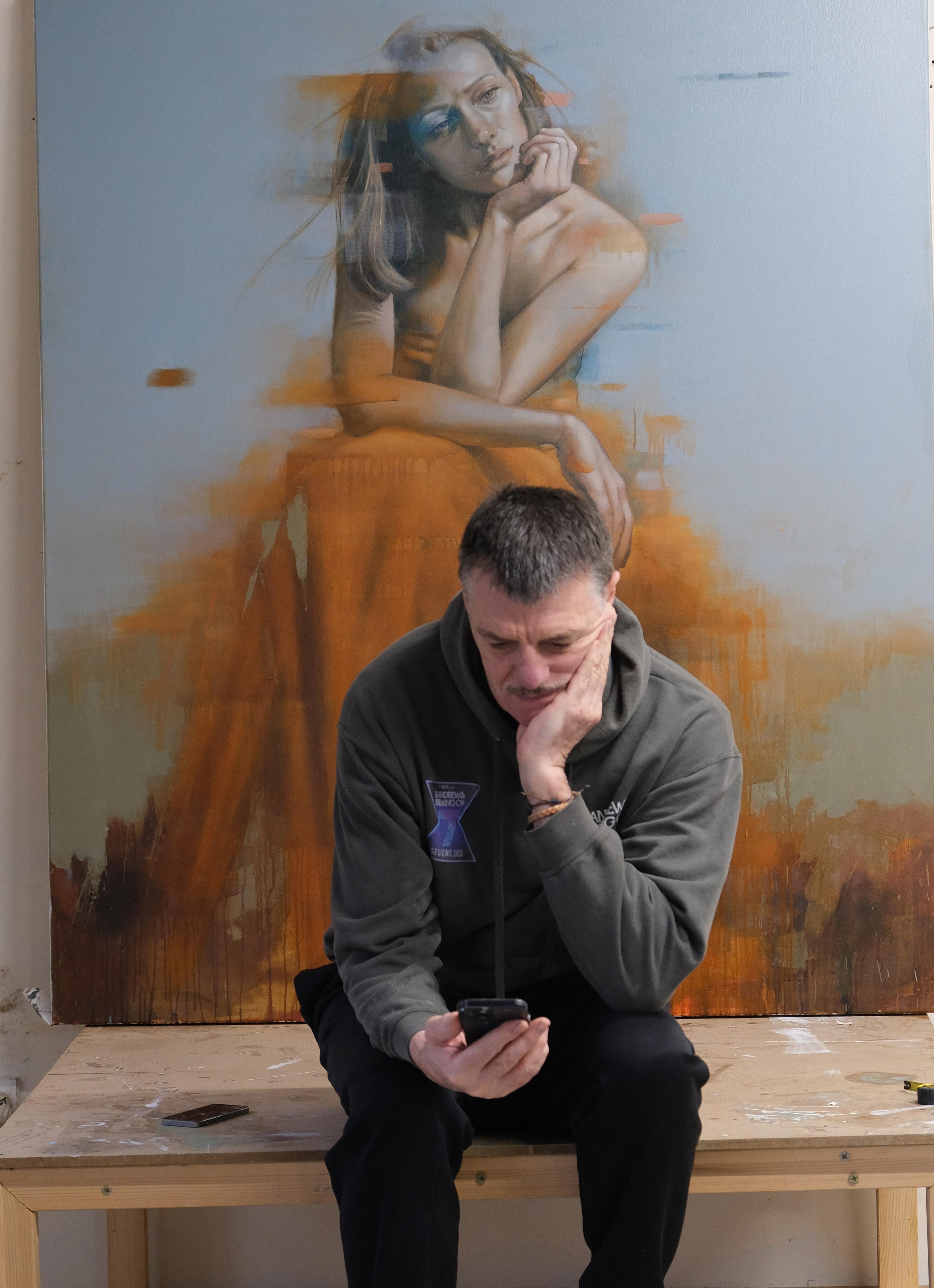 Brezza d'autunno II, pittura ad olio figurativa, donna in abito rosso arancione in vendita 3