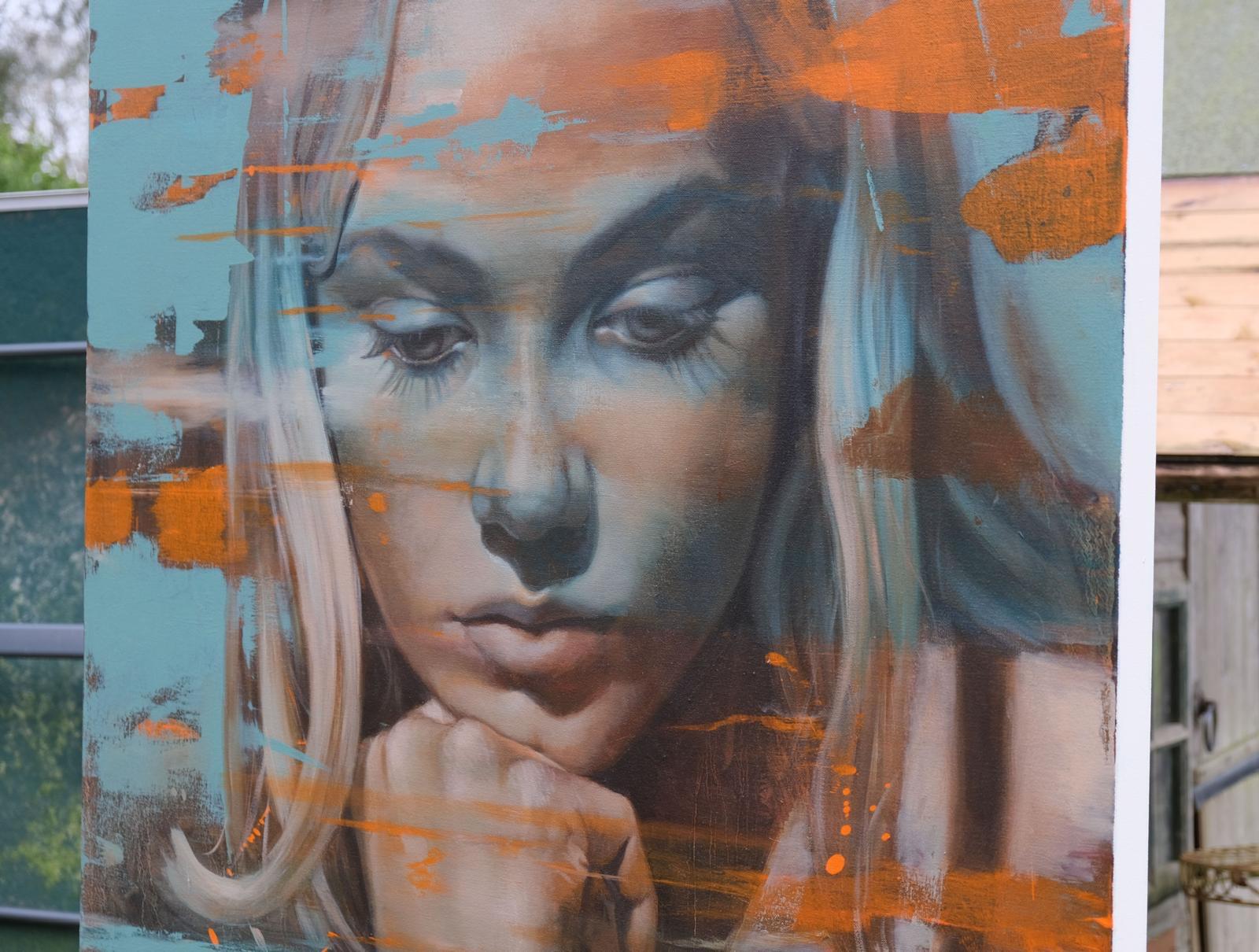 Momento 3, Emily - Ölgemälde von weiblichen Porträt, abstrakte bunte Hintergrund – Painting von Al Saralis