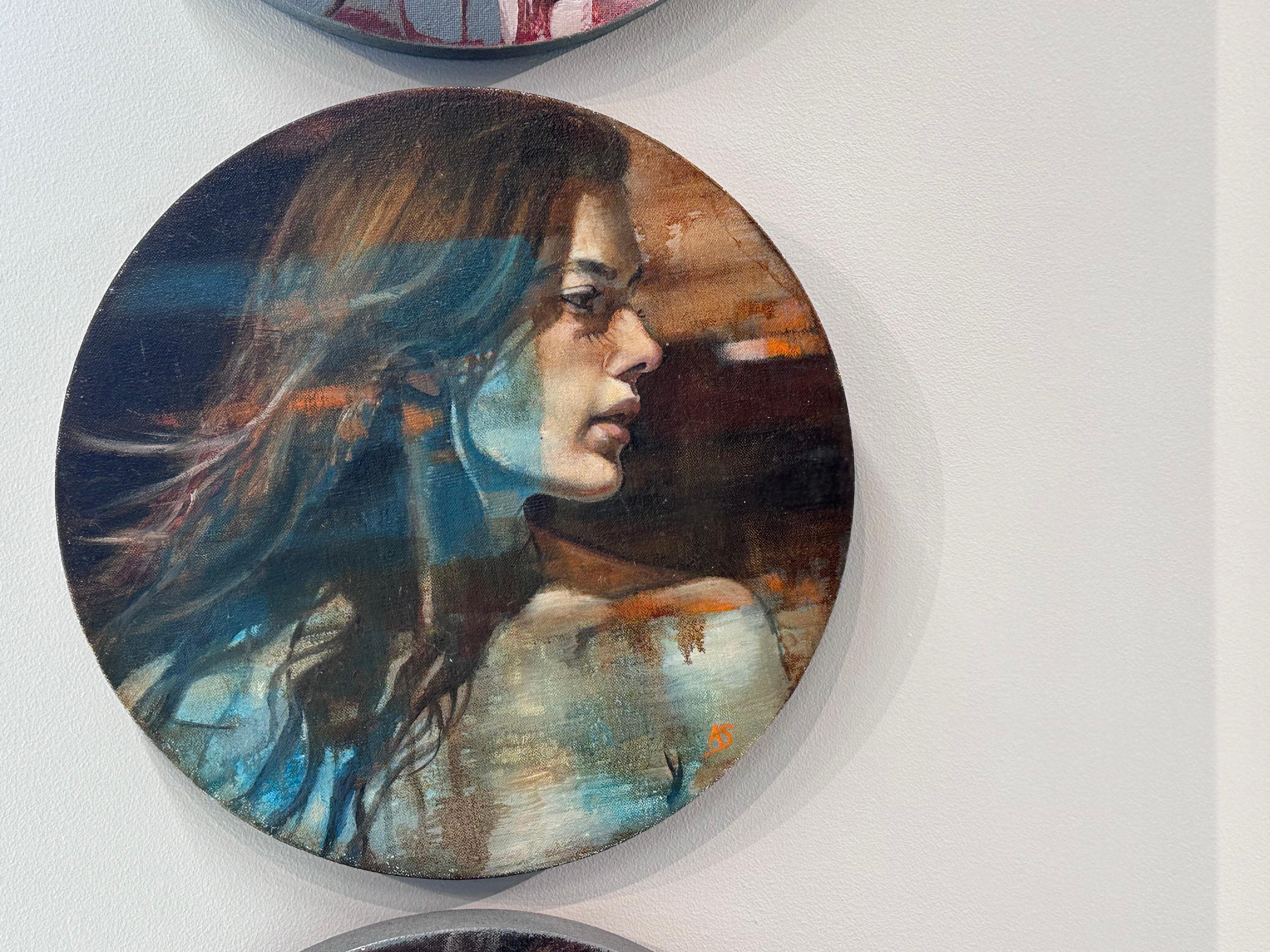 Al Saralis
'Vivienne I'
Ø 30 cm
oil on canvas on wood

Artist Al Saralis lives and works in Hampshire (United Kingdom) and, as he says, does not paint reality, but what he perceives and wants to pass on.

His subject is always created in