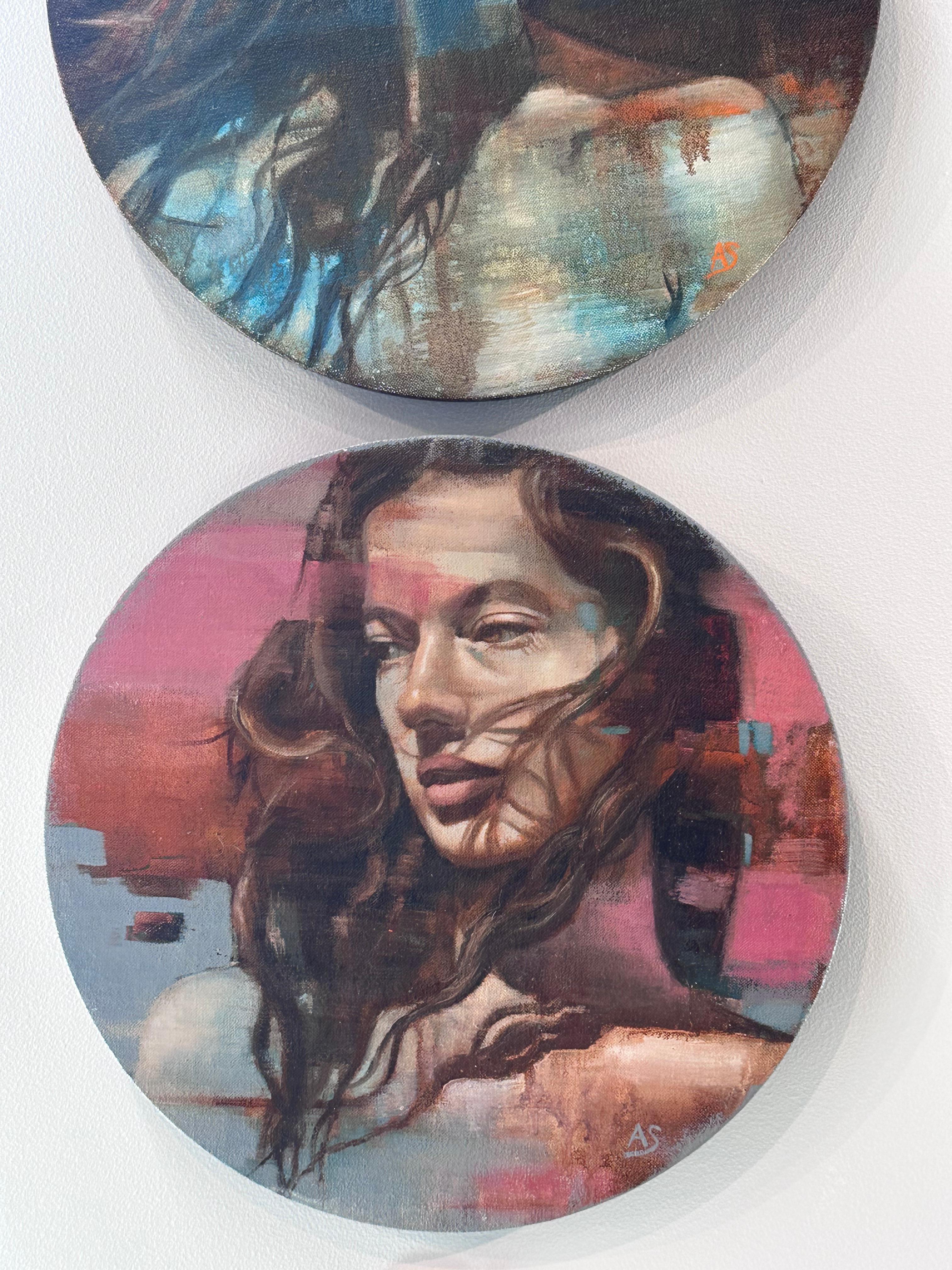Al Saralis
'Vivienne IV'
Ø 30 cm
oil on canvas on wood

Artist Al Saralis lives and works in Hampshire (United Kingdom) and, as he says, does not paint reality, but what he perceives and wants to pass on.

His subject is always created in