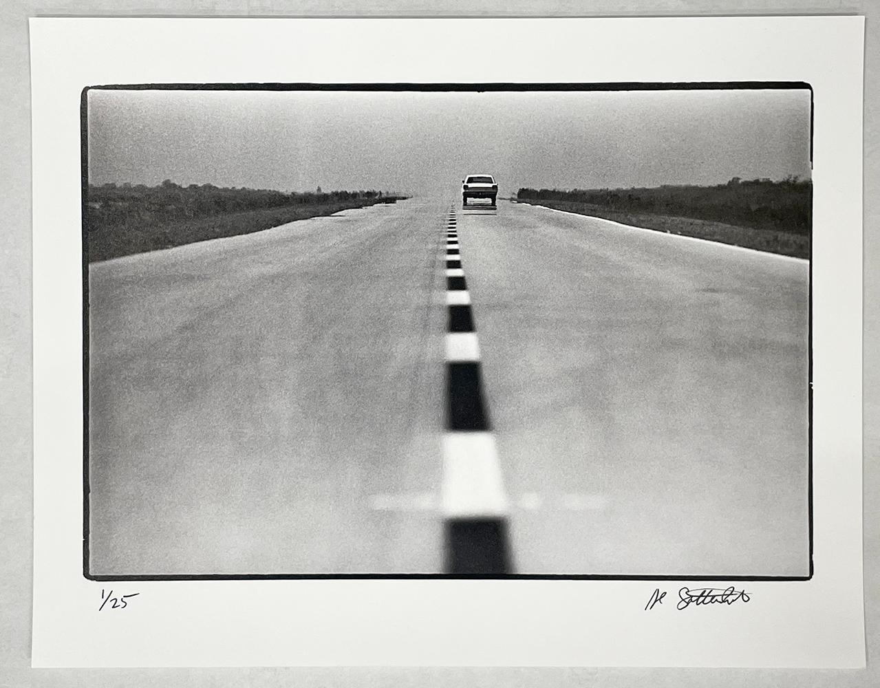 Carretera sin fin - Carretera, Coche, Conducción, Viajes, Blanco y Negro - Photograph de Al Satterwhite