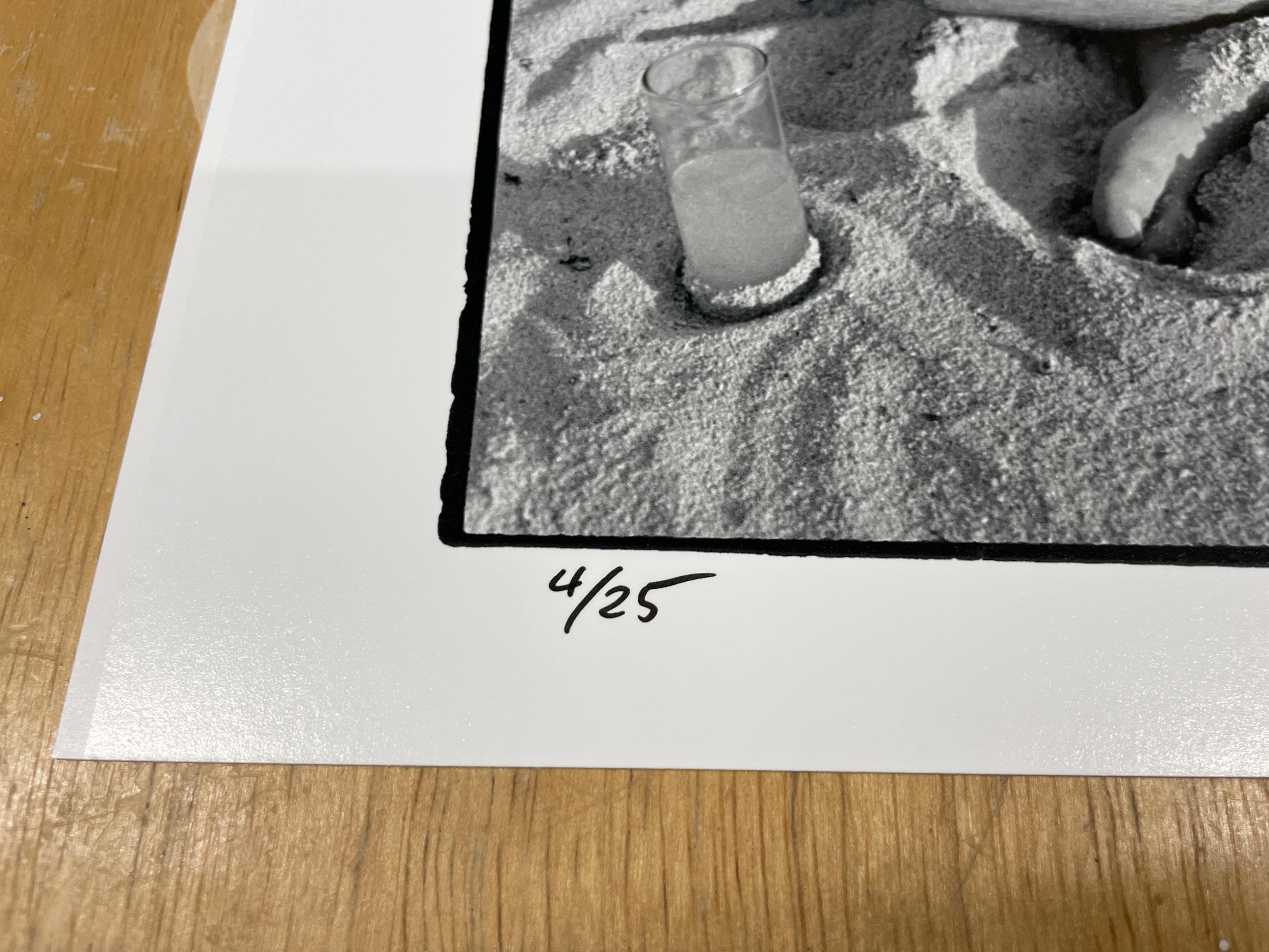Hunter S. Thompson - Schwarz-Weiß-Porträt, Fotografie, Zigaretten, Strand (Grau), Black and White Photograph, von Al Satterwhite