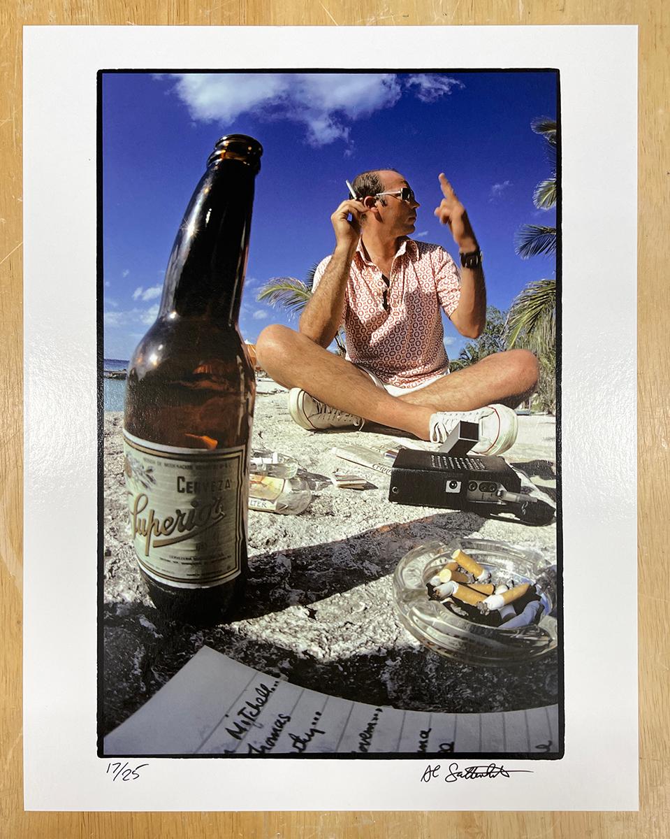 Hunter S. Thompson / Cozumel - Photographie couleur, portrait, plage - Noir Color Photograph par Al Satterwhite
