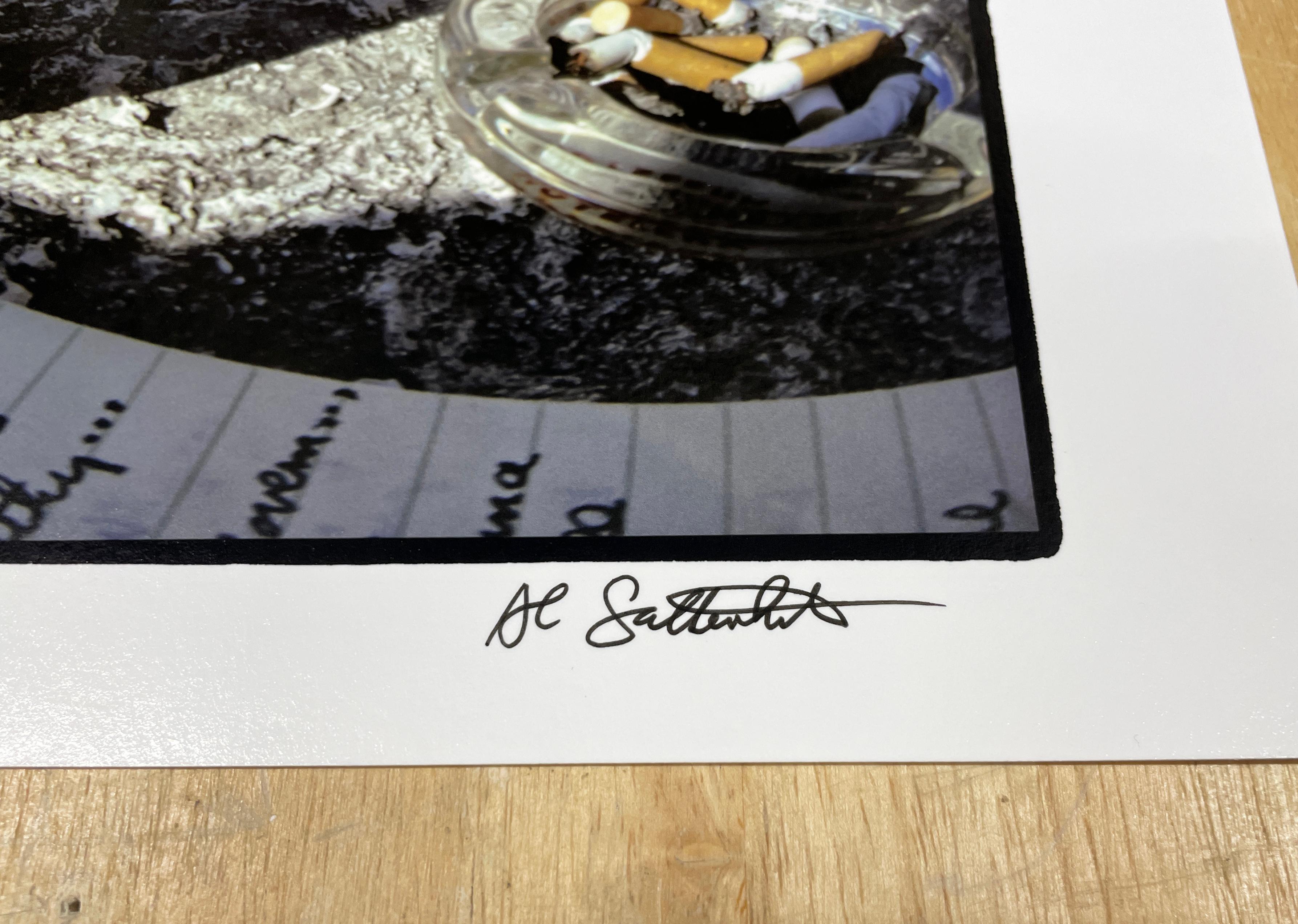Hunter S. Thompson / Cozumel par Al Satterwhite est un portrait en couleur du célèbre journaliste gonzo assis sur la plage, avec des cigarettes et de la bière sur le sol devant lui. Il regarde par-dessus son épaule et fait signe de reprendre un