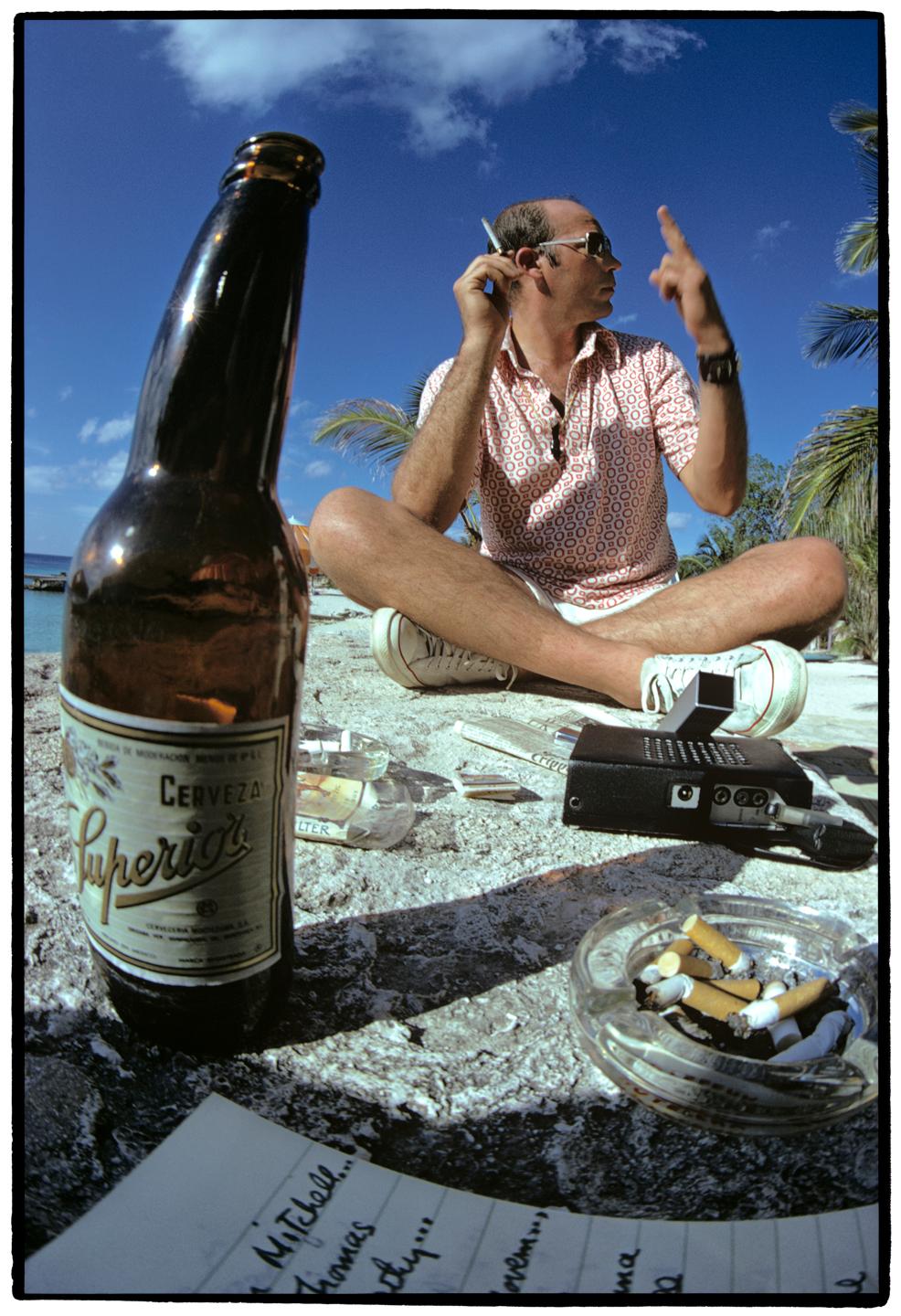 Color Photograph Al Satterwhite - Hunter S. Thompson / Cozumel - Photographie couleur, portrait, plage