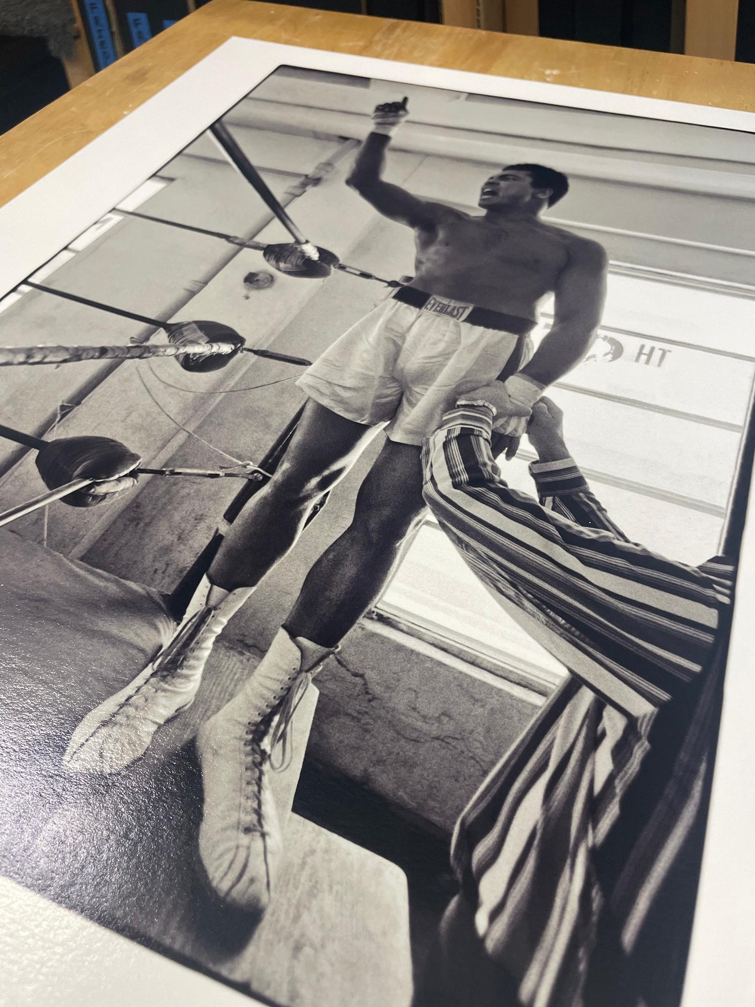 Soy el nº 1, Muhammad Ali, Fifth Street Gym, Miami - Photograph Contemporáneo de Al Satterwhite