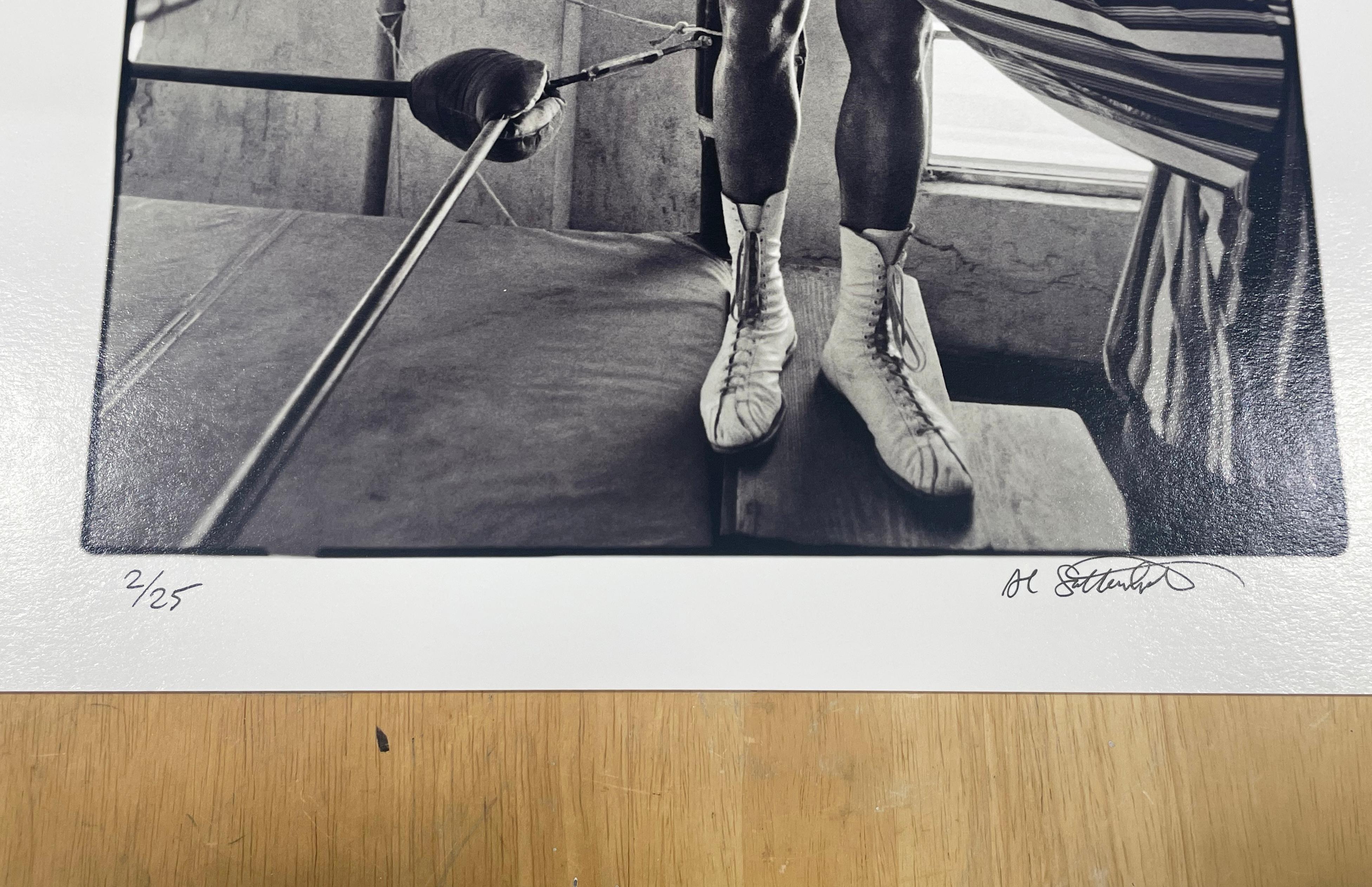 Soy el nº 1, Muhammad Ali, Fifth Street Gym, Miami - Black and White Photograph Gris de Al Satterwhite