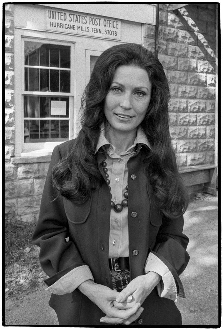 Al Satterwhite Black and White Photograph – Loretta Lynn, Hurricane Mills, TN 1973
