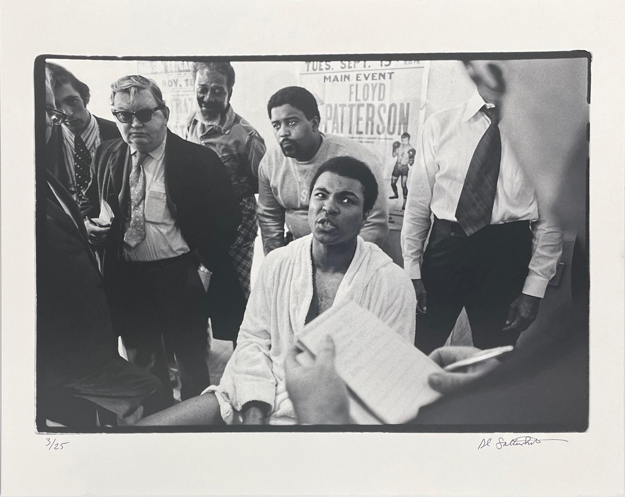 Muhammad Ali - 5th St Gym/Miami Beach, Floride (conférence de presse) - Photograph de Al Satterwhite
