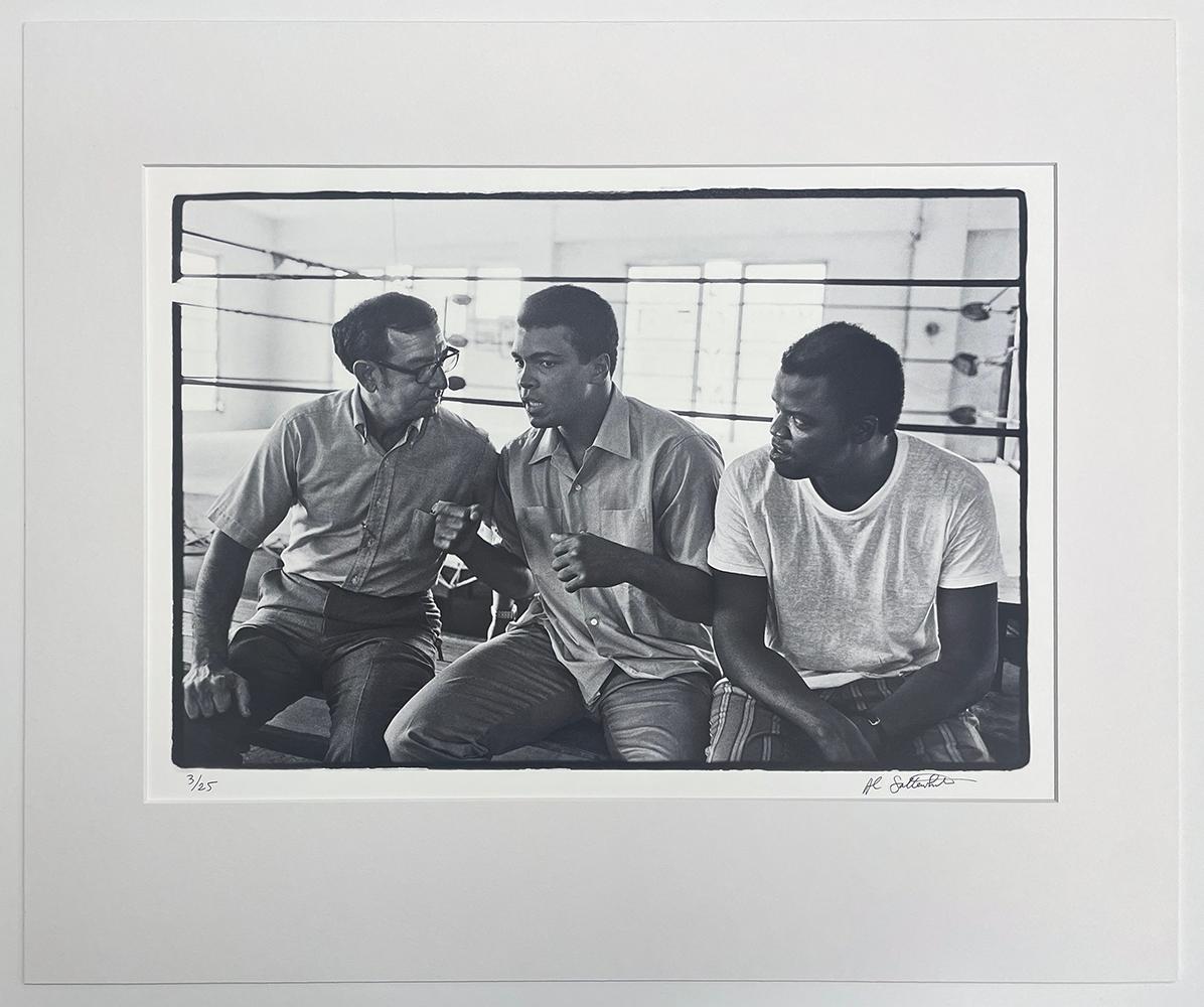 Muhammad Ali ( Angelo Dundee e Bundini Brown ) - Photograph di Al Satterwhite