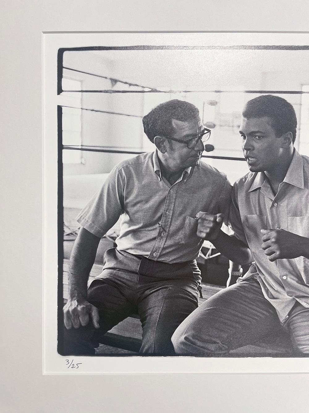 Muhammad Ali ( Angelo Dundee e Bundini Brown ) - Photograph Contemporaneo di Al Satterwhite