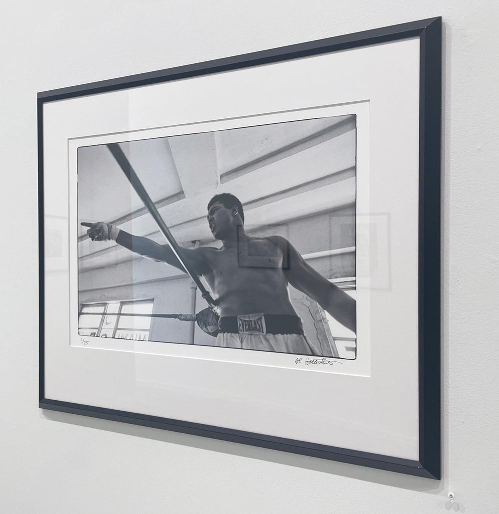 Muhammad Ali (punkt links) – Schwarz-Weiß-Porträt, Sport, Sportler, Boxer (Zeitgenössisch), Photograph, von Al Satterwhite