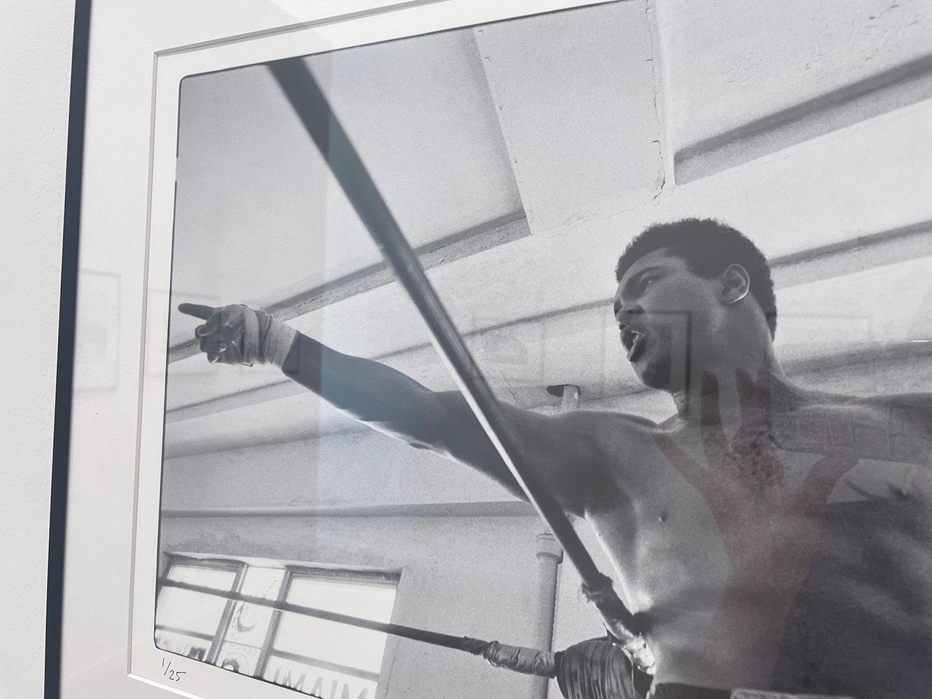 Muhammad Ali (punkt links) – Schwarz-Weiß-Porträt, Sport, Sportler, Boxer (Grau), Black and White Photograph, von Al Satterwhite