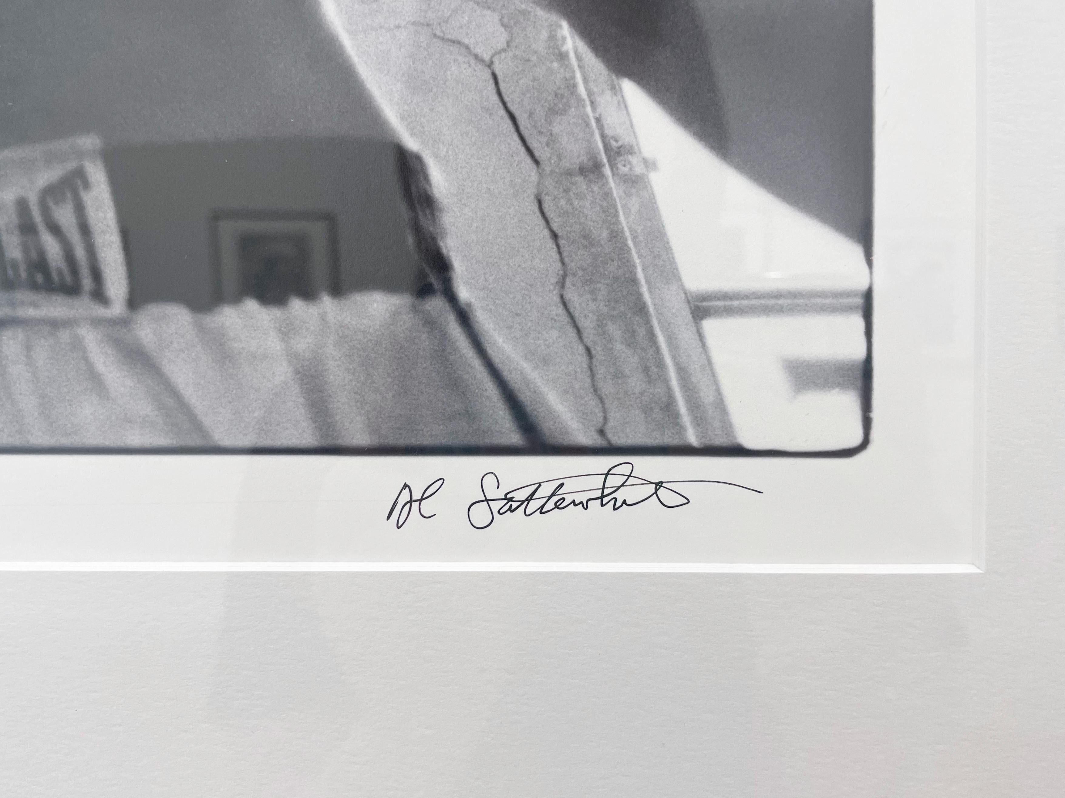 Muhammad Ali (Point Left) von Al Satterwhite ist ein Schwarz-Weiß-Porträt des berühmten Boxers im Boxring. Muhammad zeigt dramatisch nach links, mit einem intensiven Blick auf seinem Gesicht. 

Archivalischer Pigmentdruck
11 x 14 Zoll.
Auflage von