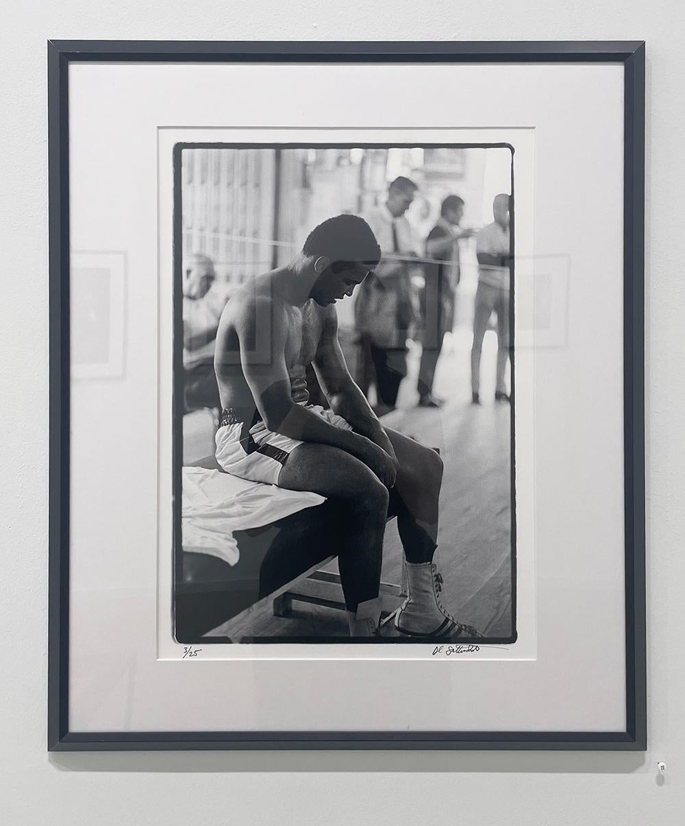 Muhammad Ali (Sitz auf der Bank) im Angebot 6