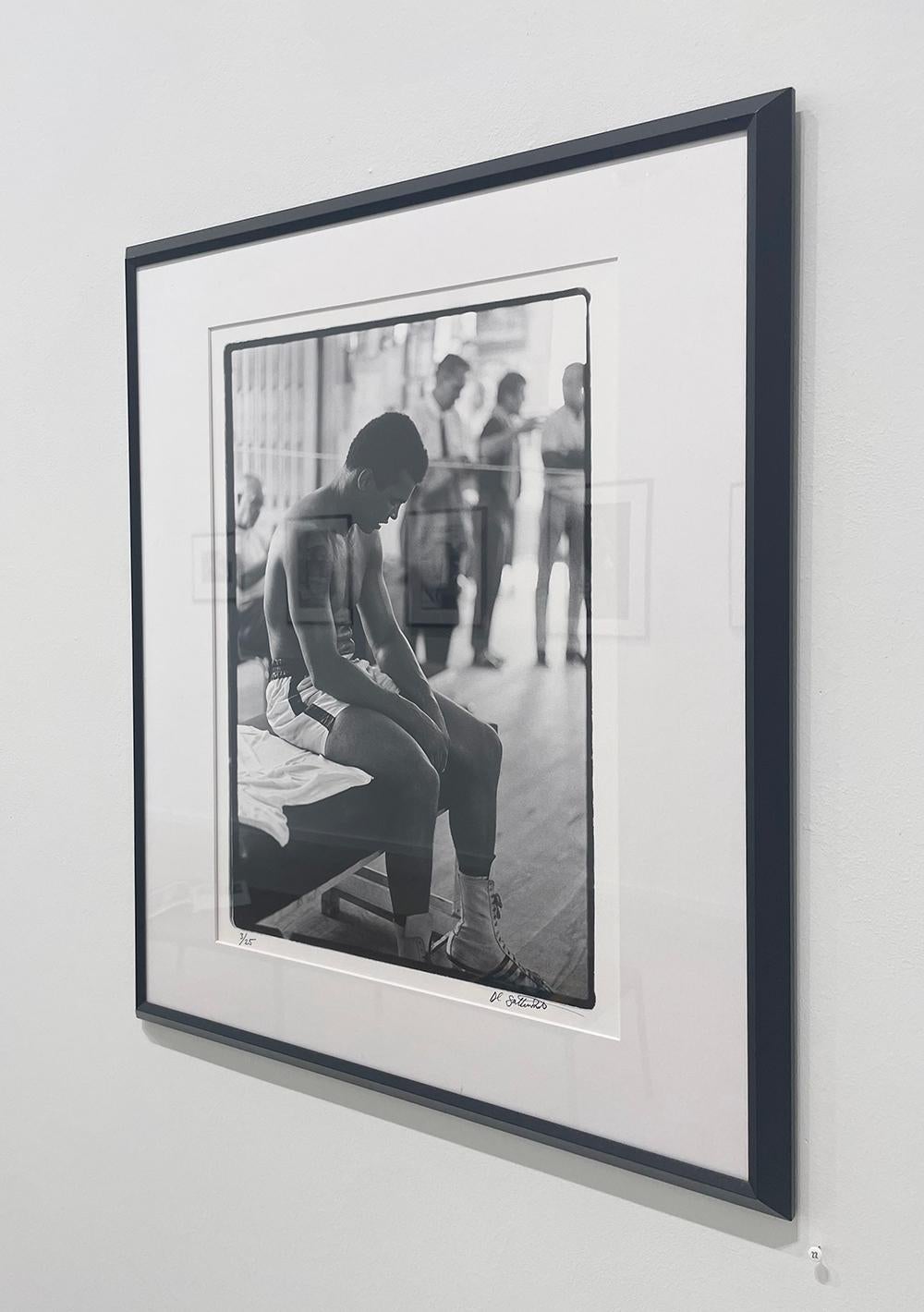 Muhammad Ali (Sitz auf der Bank) im Angebot 7