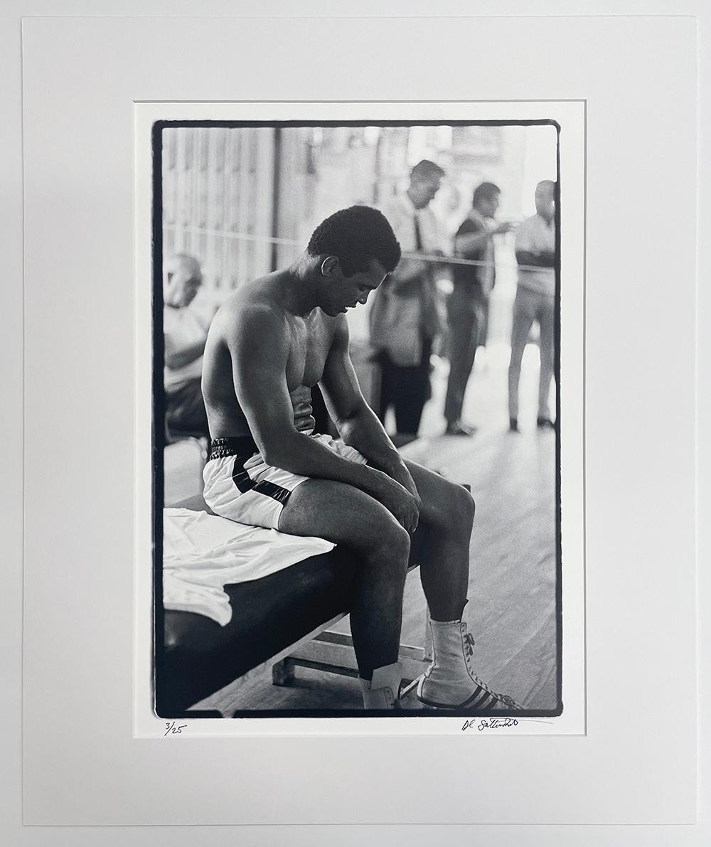 Muhammad Ali (Sitz auf der Bank) – Photograph von Al Satterwhite