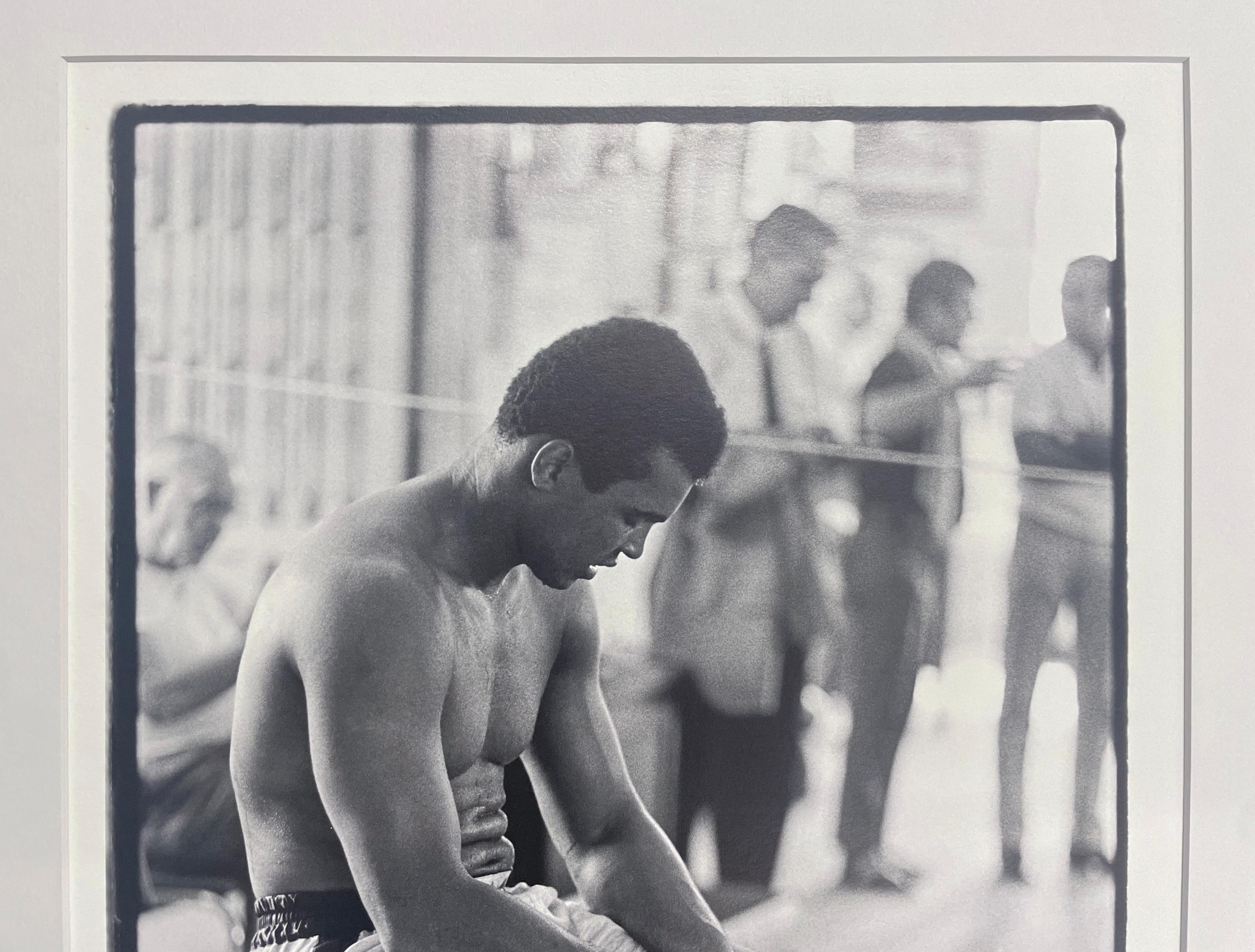 Muhammad Ali (Sitz auf der Bank) (Postmoderne), Photograph, von Al Satterwhite
