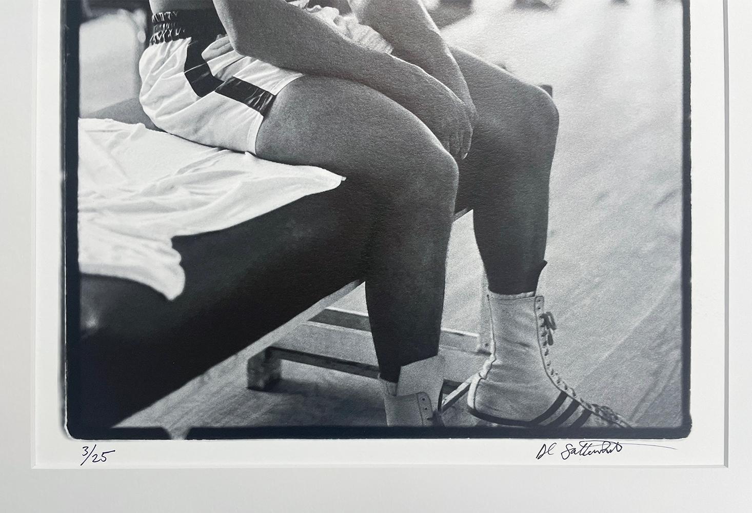 Muhammad Ali (Sitz auf der Bank) (Grau), Portrait Photograph, von Al Satterwhite