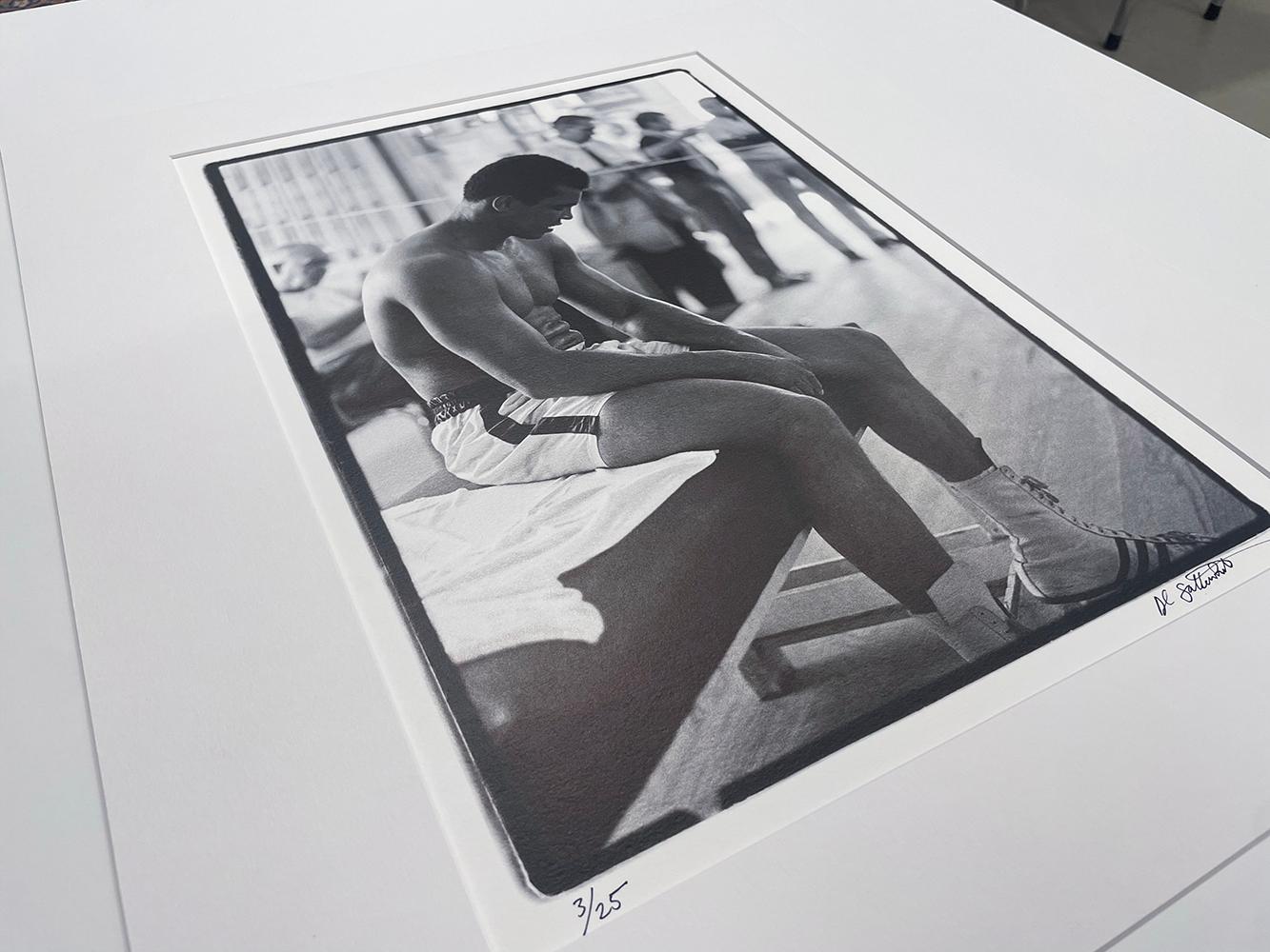 Muhammad Ali (Sitz auf der Bank) im Angebot 2