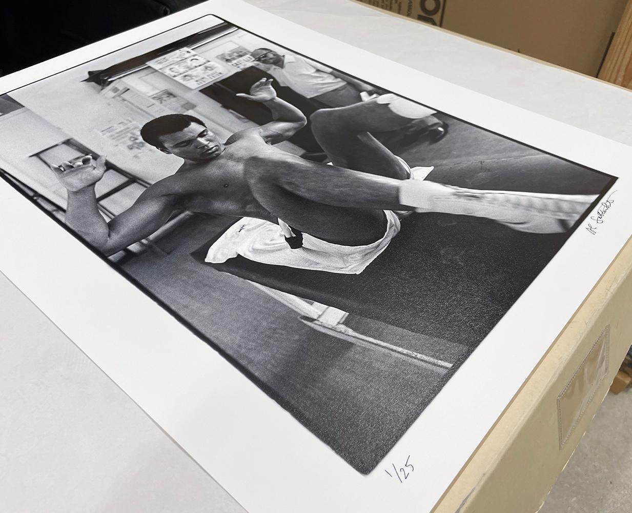 Muhammad Ali ( Situps on Bench) von Al Satterwhite, 1971, Archivalischer Pigmentdruck im Angebot 2
