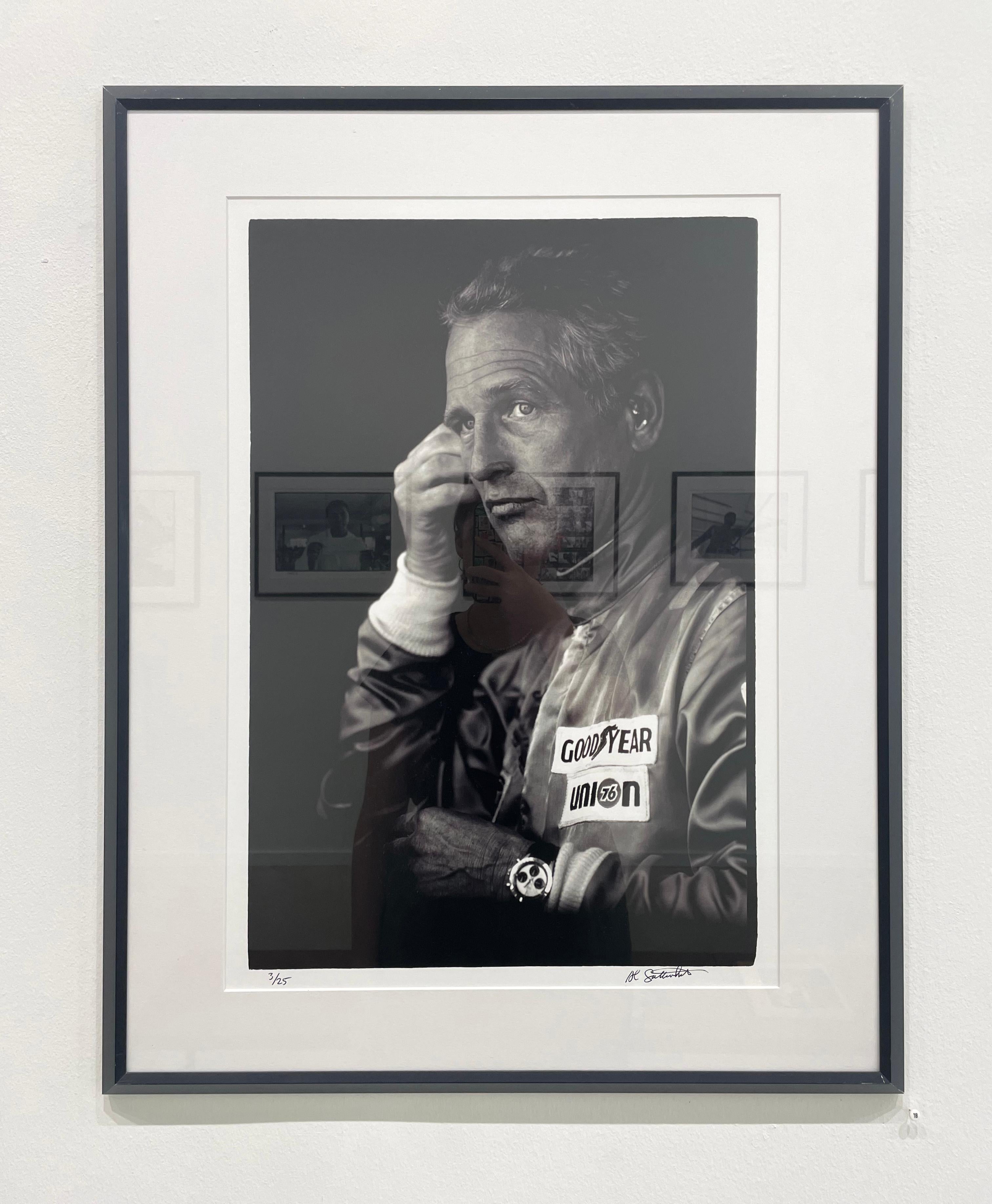 Paul Newman / Sebring 12-Stunden-Rennen, Florida - Schwarz-Weiß-Porträt, Rennen – Photograph von Al Satterwhite