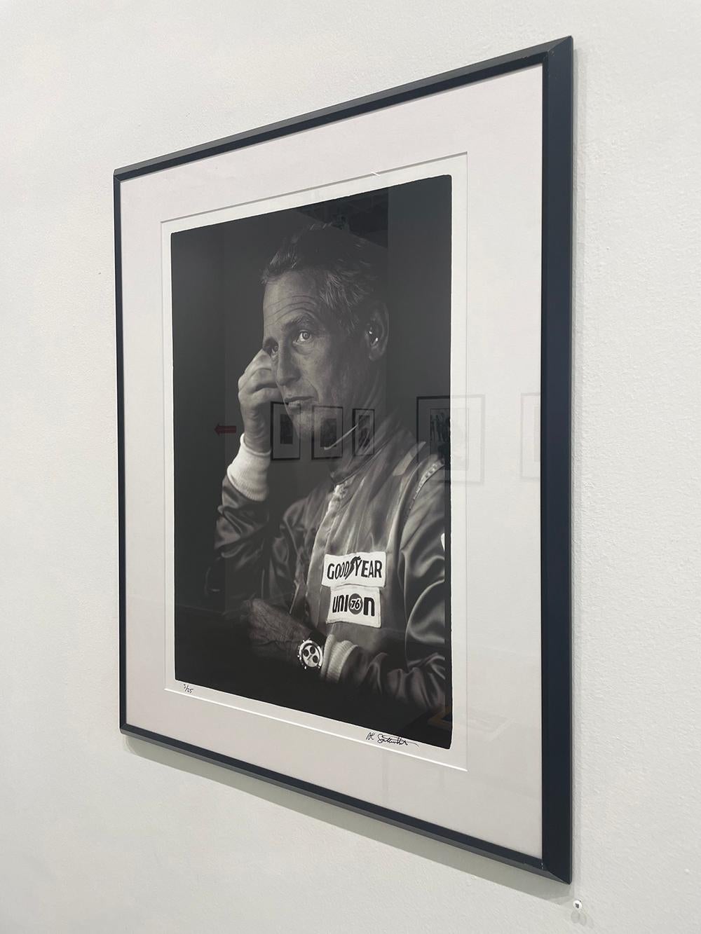 Paul Newman / Sebring 12-Hour Race, Florida von Al Satterwhite ist ein Schwarz-Weiß-Porträt des amerikanischen Schauspielers, Regisseurs, Rennfahrers, Philanthropen und Unternehmers. An seinem Handgelenk ist Newmans berühmte Rolex Daytona Uhr zu