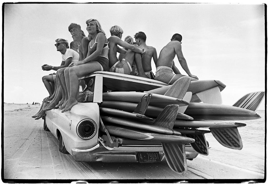 Figurative Photograph Al Satterwhite - Surf Wagon, plage de Saint-Pétersbourg, en Floride, 1964