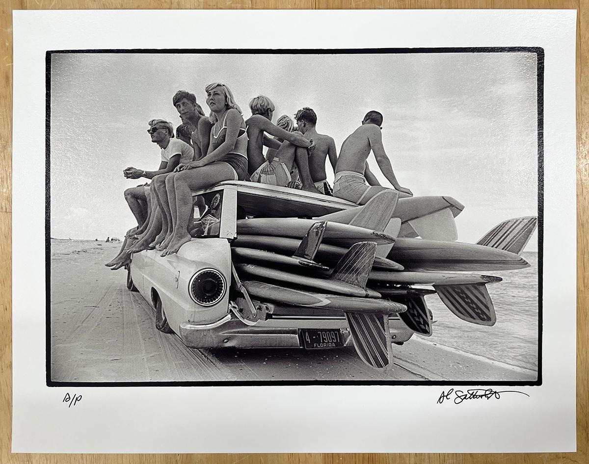 Surfwagon, St. Petersburg Beach, FL – Schwarz-Weiß-Fotografie, Dokumentarfilm – Photograph von Al Satterwhite