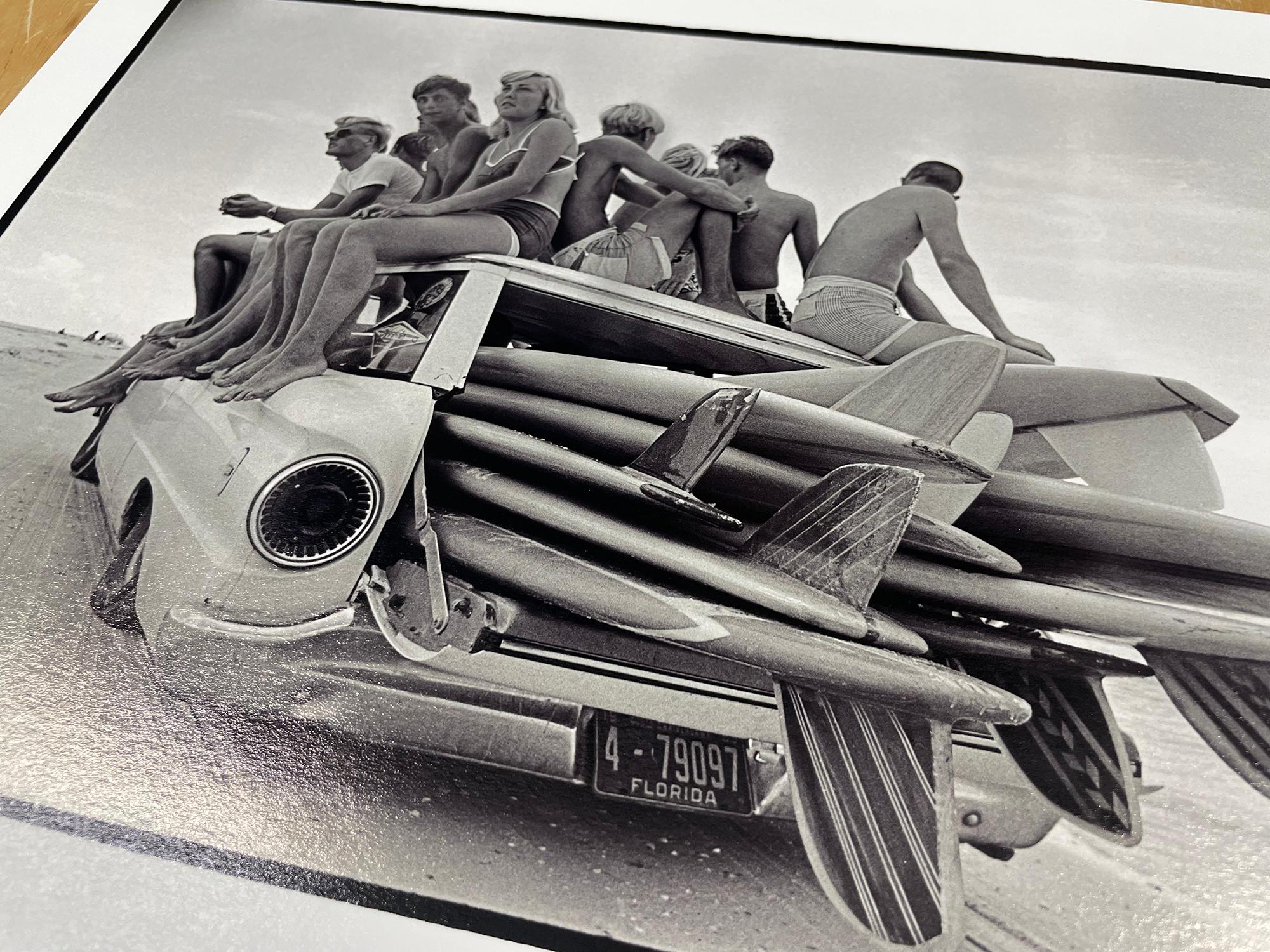 Surfwagon, St. Petersburg Beach, FL – Schwarz-Weiß-Fotografie, Dokumentarfilm (Grau), Black and White Photograph, von Al Satterwhite