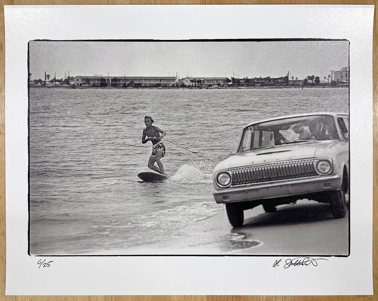 Surfen im Florida-Stil - Schwarz-Weiß-Fotografie, Auto, Strand, Ozean, Teenager – Photograph von Al Satterwhite