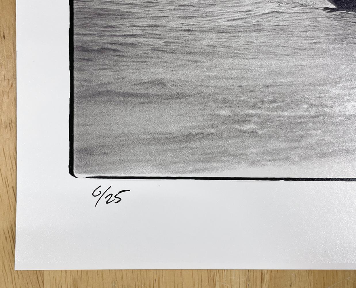 Surfen im Florida-Stil - Schwarz-Weiß-Fotografie, Auto, Strand, Ozean, Teenager (Zeitgenössisch), Photograph, von Al Satterwhite