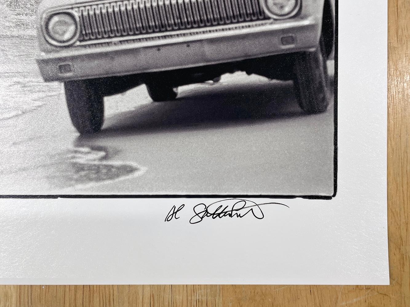 Surfen im Florida-Stil - Schwarz-Weiß-Fotografie, Auto, Strand, Ozean, Teenager (Grau), Portrait Photograph, von Al Satterwhite