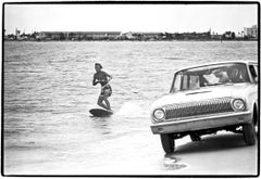 Surfen im Florida-Stil - Schwarz-Weiß-Fotografie, Auto, Strand, Ozean, Teenager