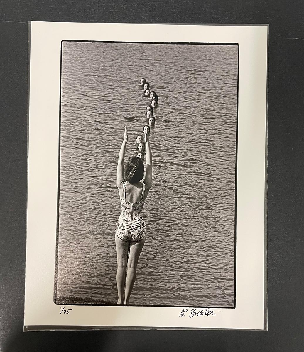 Swim Class, Columbia, MO von Al Satterwhite, 1965, Archivalistischer Pigmentdruck im Angebot 1