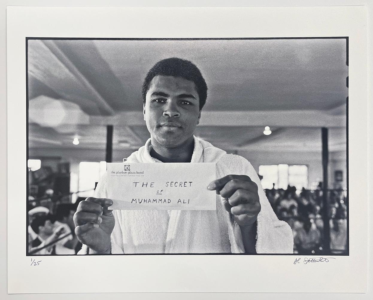 The Secret of Muhammad Ali – Schwarz-Weiß-Fotografie, Sportler, Boxer, Sportler – Photograph von Al Satterwhite