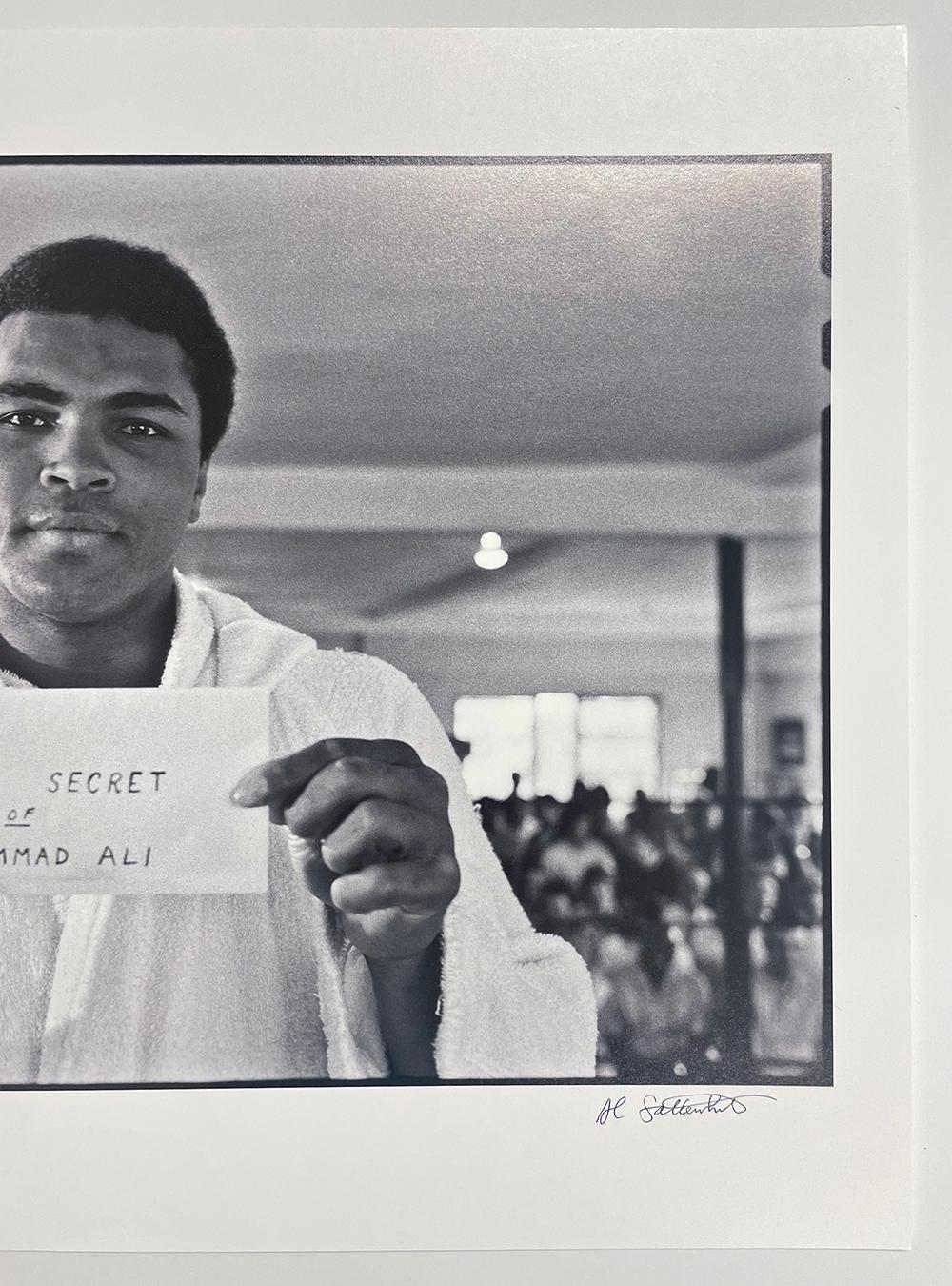 Das Geheimnis von Muhammad Ali (Grau), Black and White Photograph, von Al Satterwhite