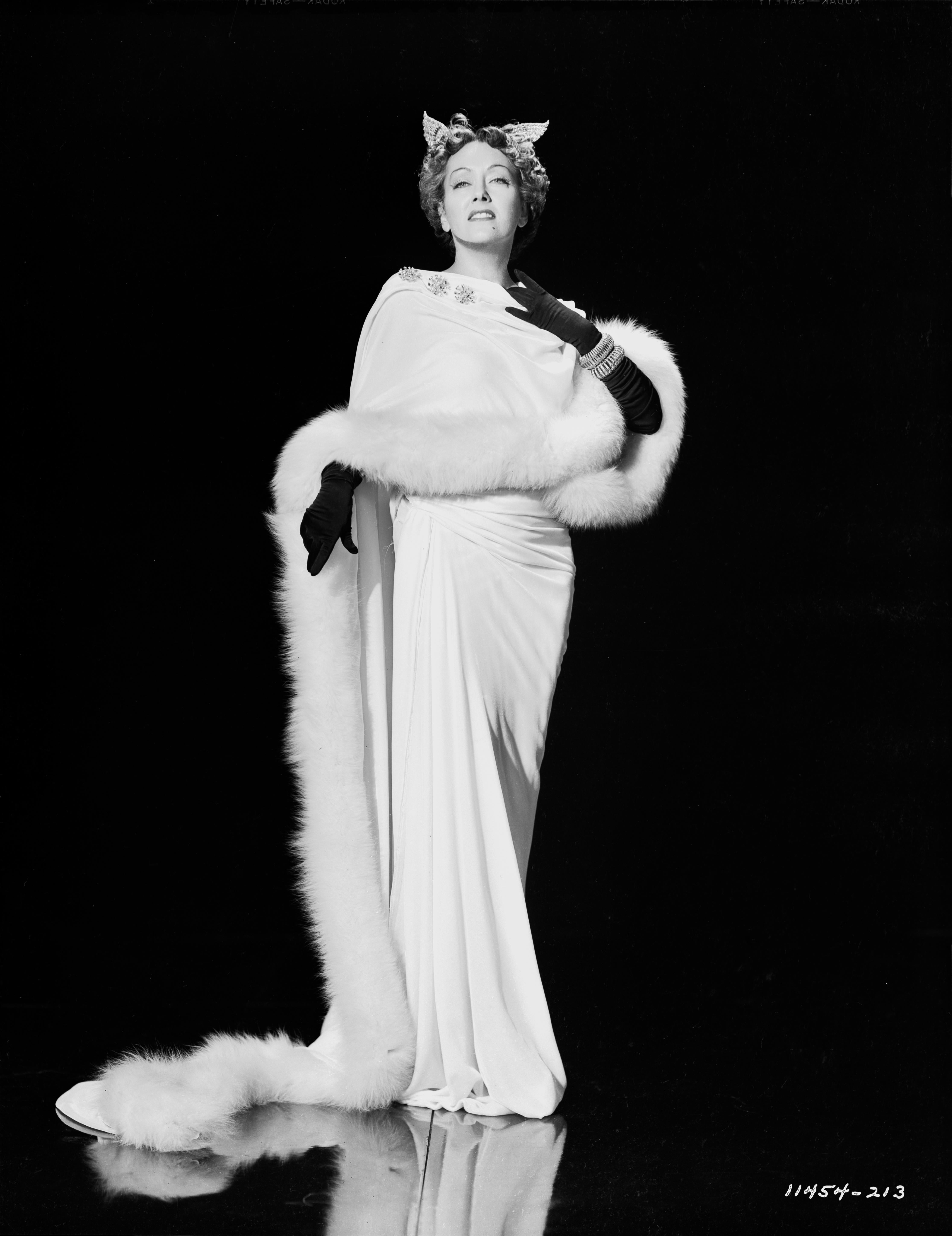 AL Schafer Black and White Photograph – Gloria Swanson aus Pelz