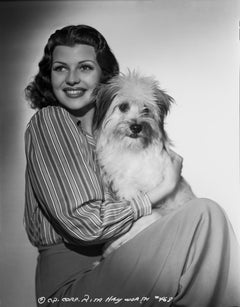 Rita Hayworth in posa con il cane