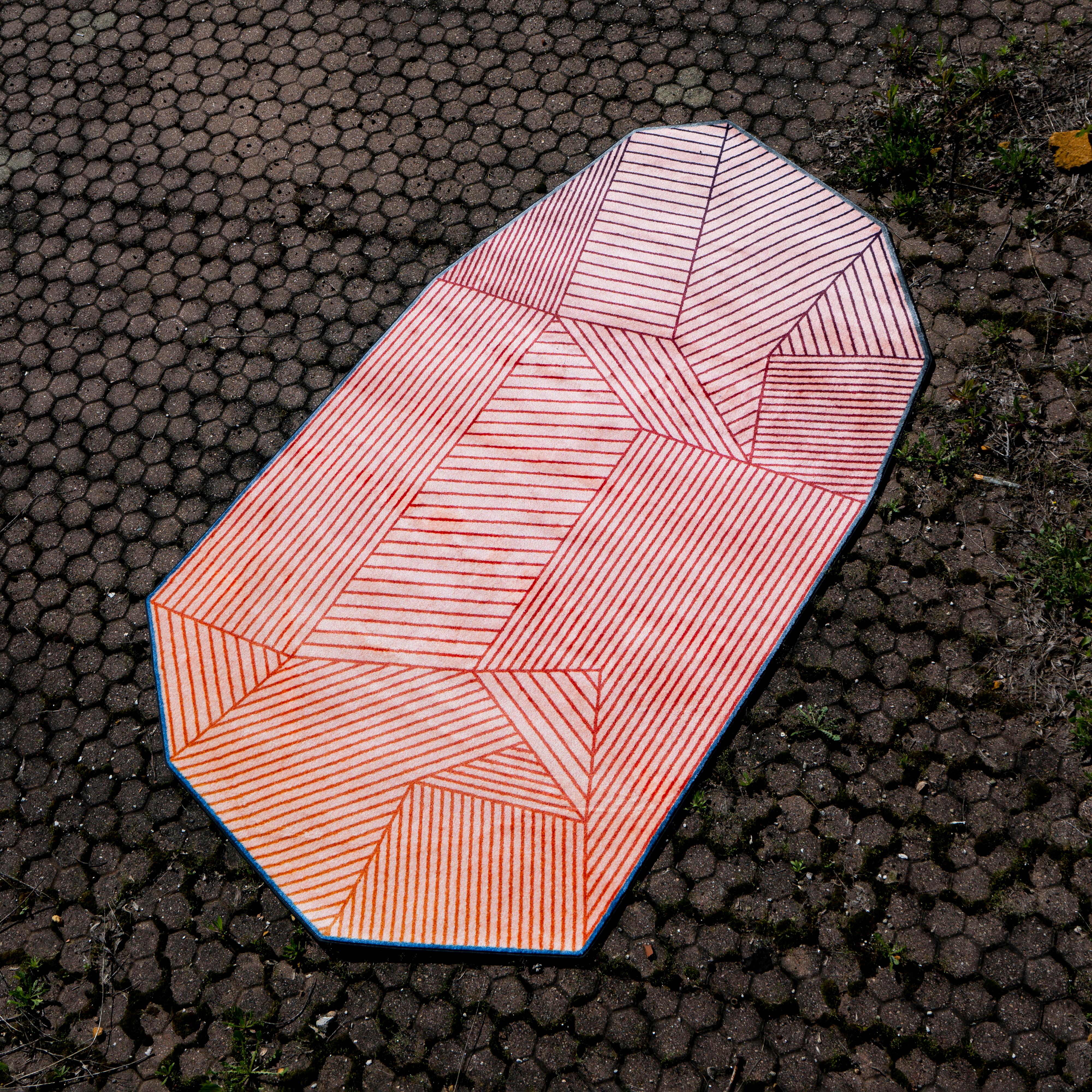 Moderne Altappeto 007 révolution artistique phigital sur tapis de Furnigible d'Enrico Girotti