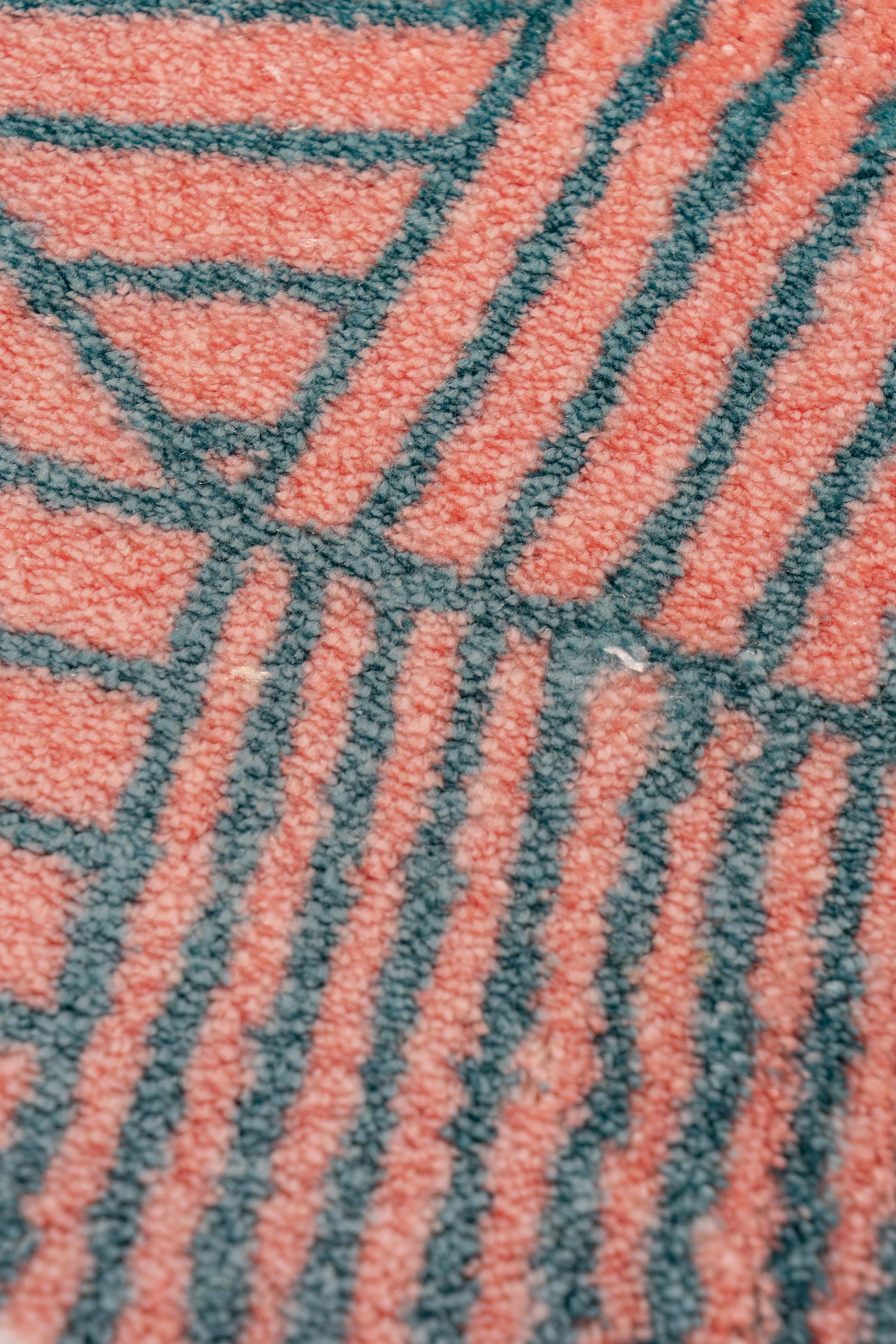 Al Tappeto est la nouvelle collection de tapis conçue par Enrico Girotti pour LapiegaWD et Furnigible.
De minuscules traits qui se fondent dans des couleurs dégradées, remplissent toute la forme du tapis d'une forme inhabituelle.
AlTappeto (178 cm