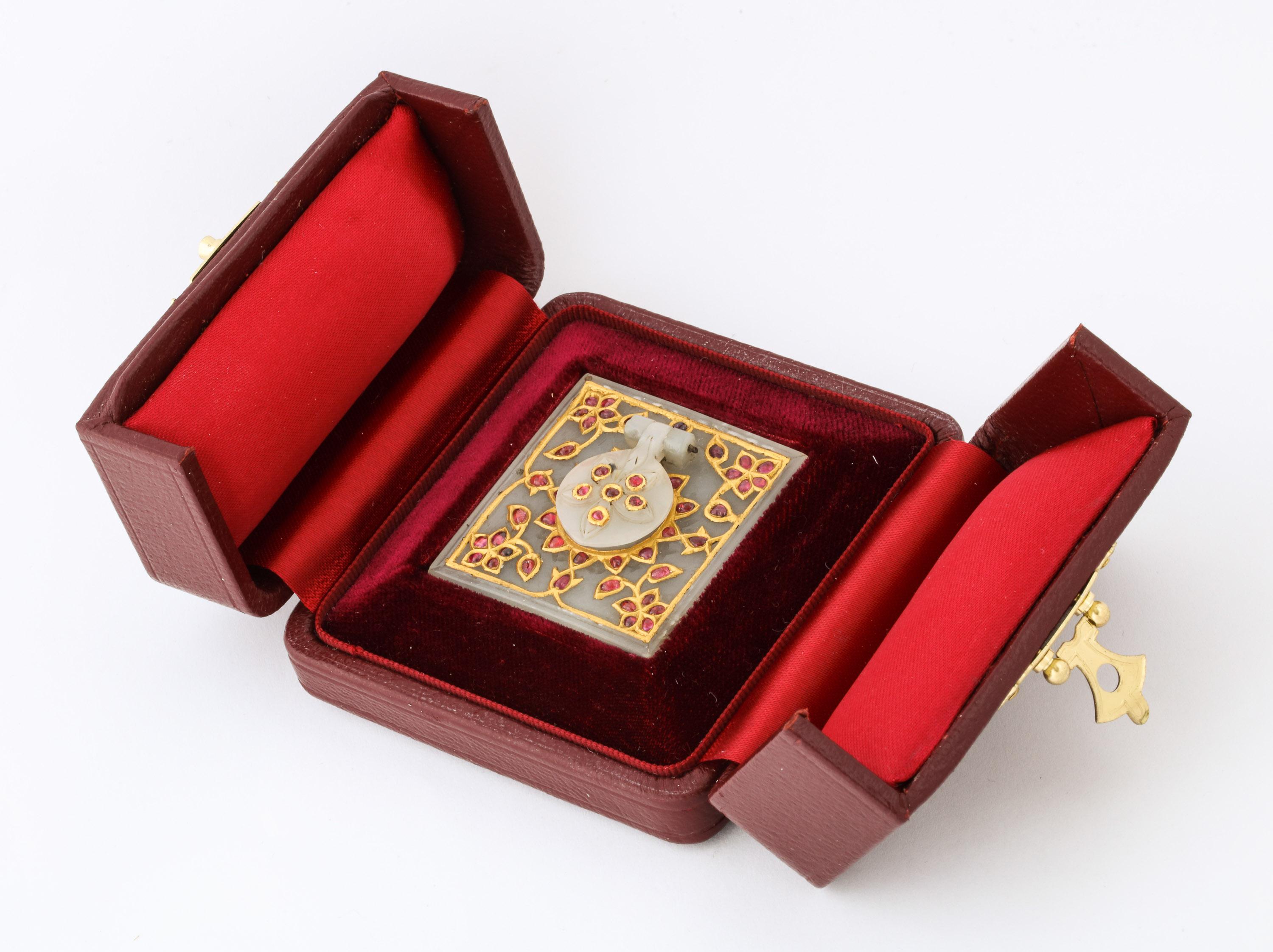 Sammlung Al Thani, quadratisches indisches Mughal-Tintenfass aus weißer Jade, um 1800

Erworben aus der Sammlung Al Thani, Christies New York, Sale 17464, Maharajas & Mughal Magnificence, 19. Juni 2019.

Die Jade ist geschnitzt und mit Rubinen